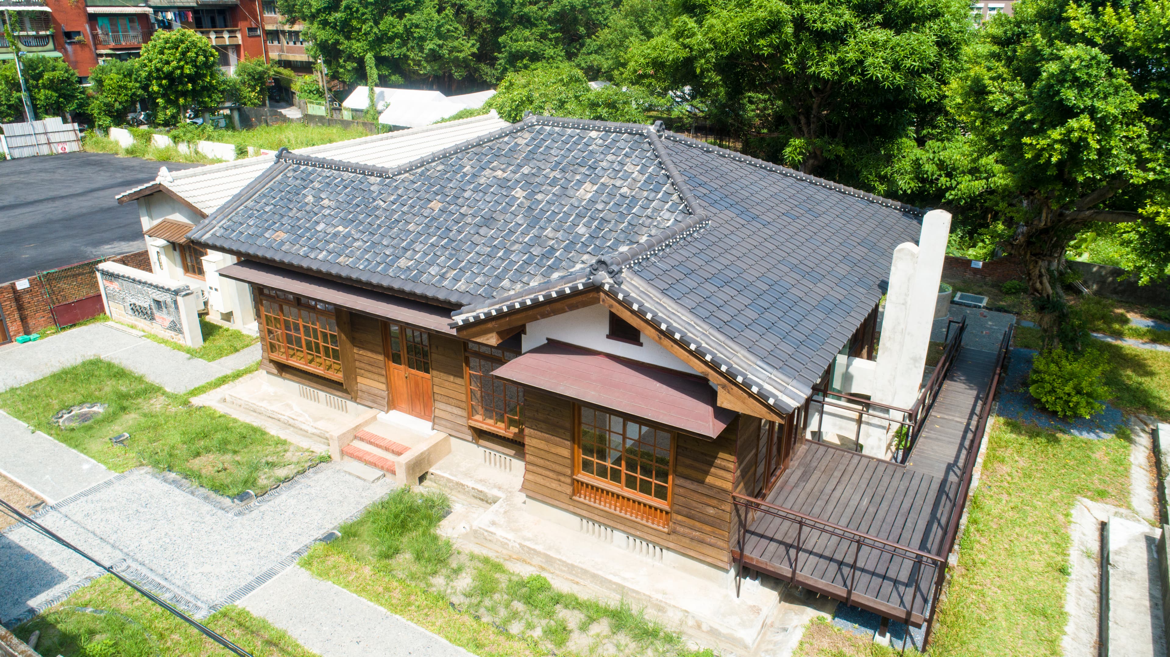 在修復工程中,發現日治時期留下的台所(廚房)及風呂(浴室)遺構,為此在官舍旁重現2座煙囪。