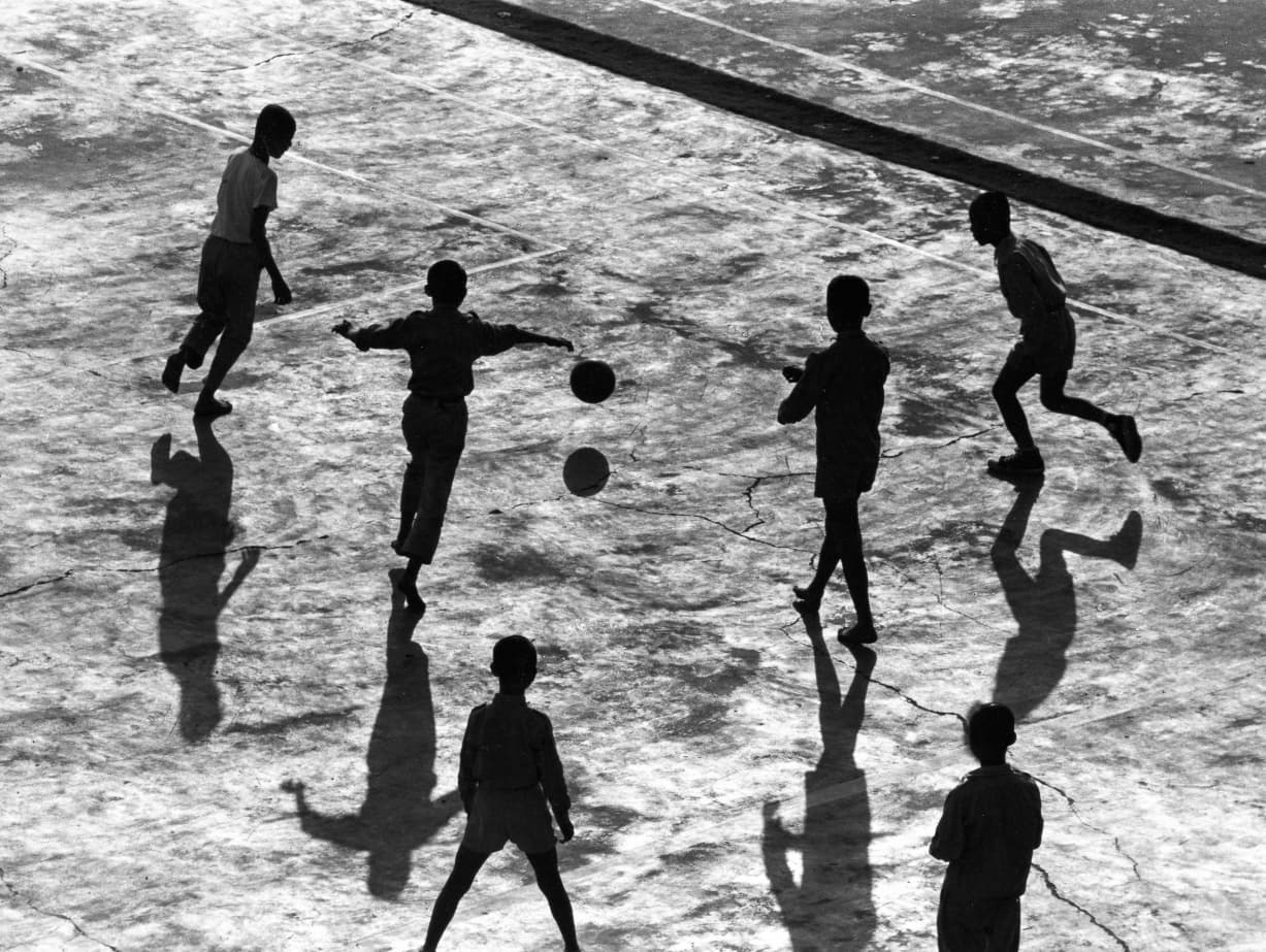 〈打球〉1962年基隆(鄭桑溪拍攝)