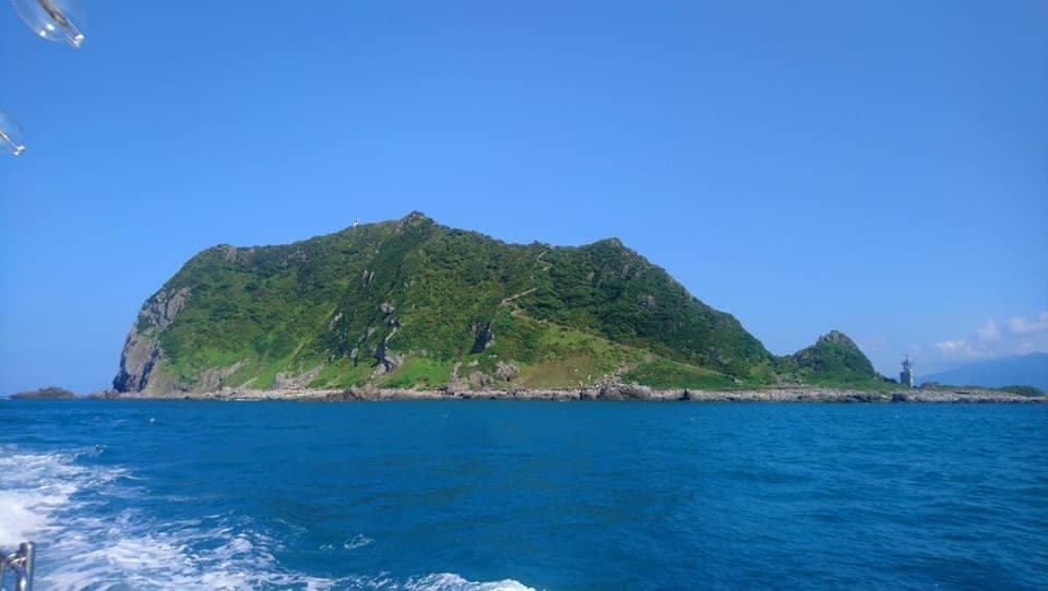 位於台灣北方海域的基隆嶼，素有「台灣龍珠」美譽，未有燈塔前，曾經是討海人仰望的海上指標，也是基隆人最熟悉的地標，更是郵輪跳島熱點之一。「看見基隆嶼，就看見台灣」。（基隆市政府提供）