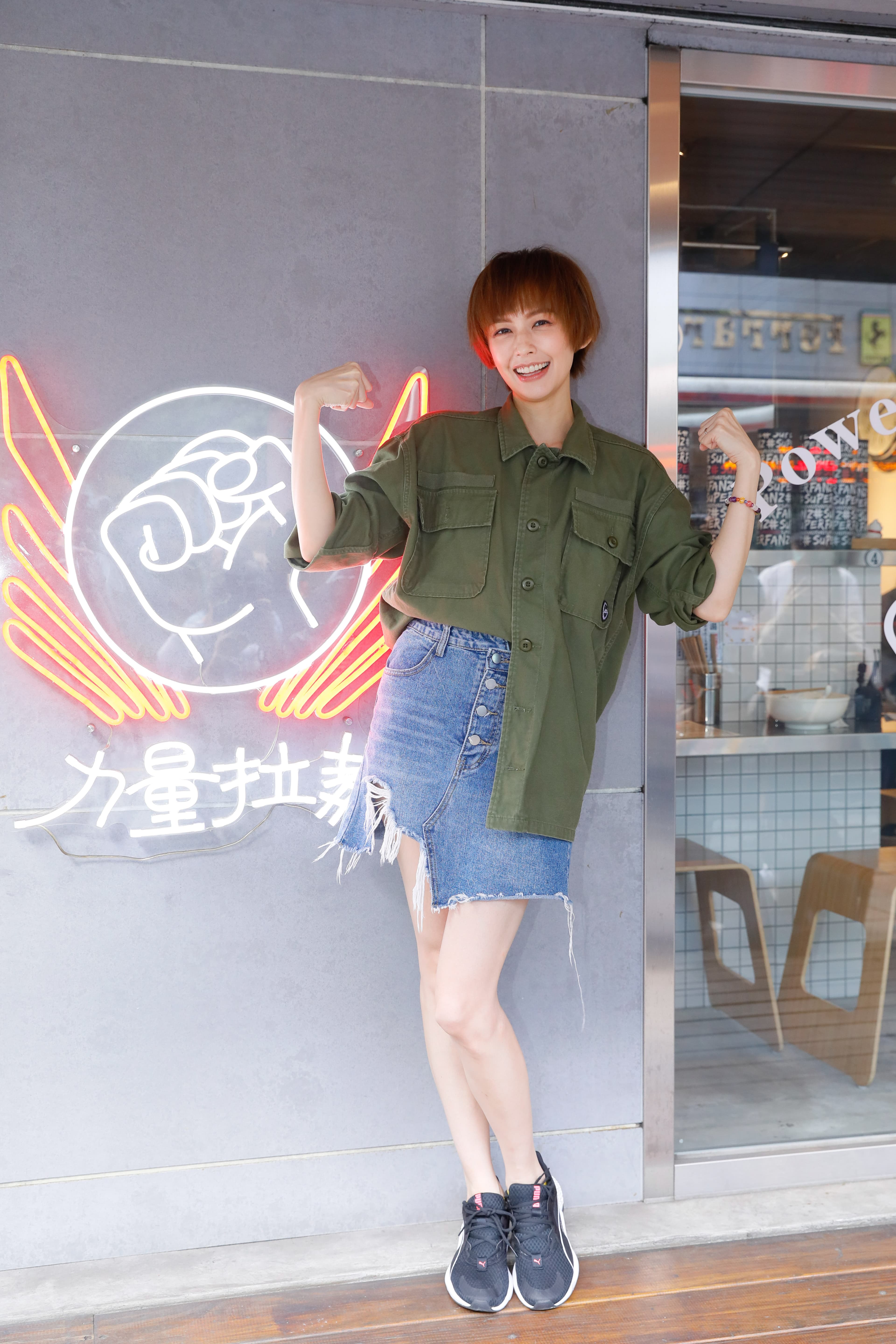 袁艾菲幫孫其君的拉麵店站台。