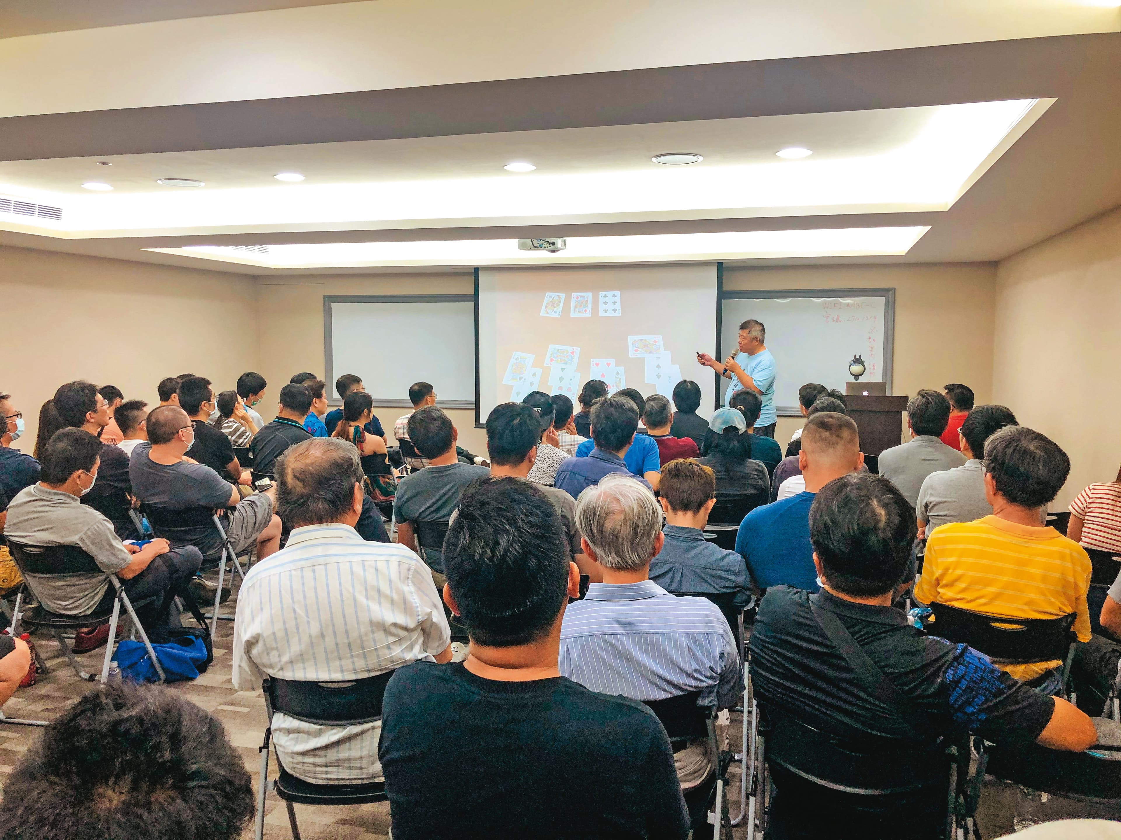 戴子郎在台北市某大樓舉辦說明會，現場座無虛席。