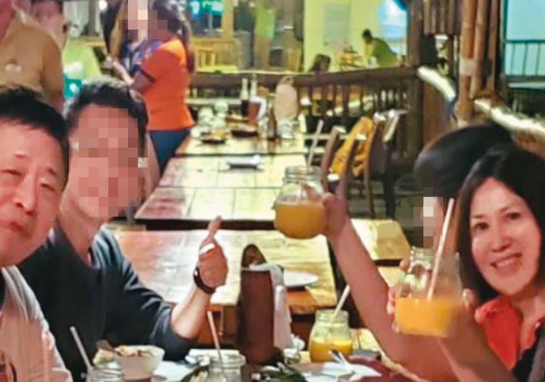 戴子郎（前左）出示他與知名主持人陳斐娟（前右）的合照，號稱陳也是他的團隊成員。（讀者提供）