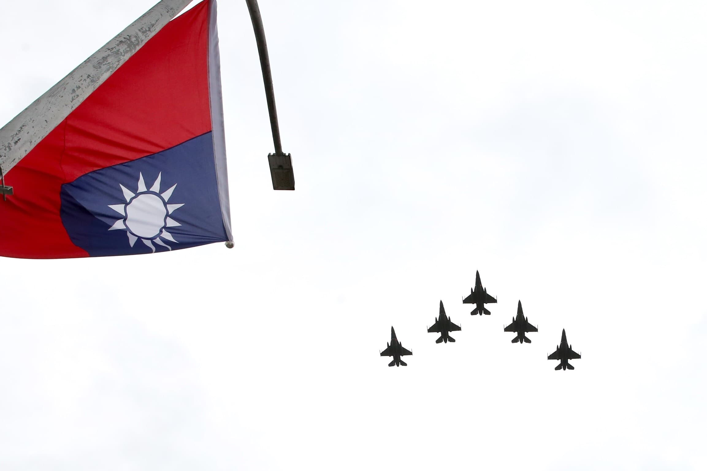 空軍第四聯隊駕駛F16V戰機、空軍雷虎特技小組駕駛AT-3教練機衝場,分別以大雁隊形飛越總統府上空,為國慶大會劃下完美句點。
