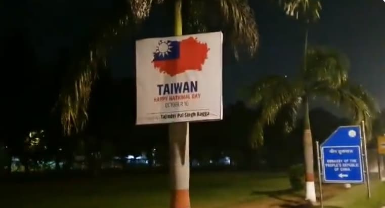 印度獨立記者考爾於推特貼出,中國駐印度大使館附近被貼滿台灣國慶海報。(翻攝自@AdityaRajKaul推特)