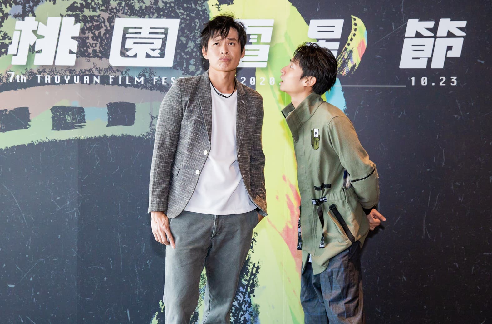 黃鐙輝(左)、大鶴(右)在《陽光電台不打烊》飾演歡喜冤家,兩人有一場「親密」吵架戲,面對面距離僅5公分,大鶴深怕把病毒傳染給黃鐙輝。(桃園電影節提供)
