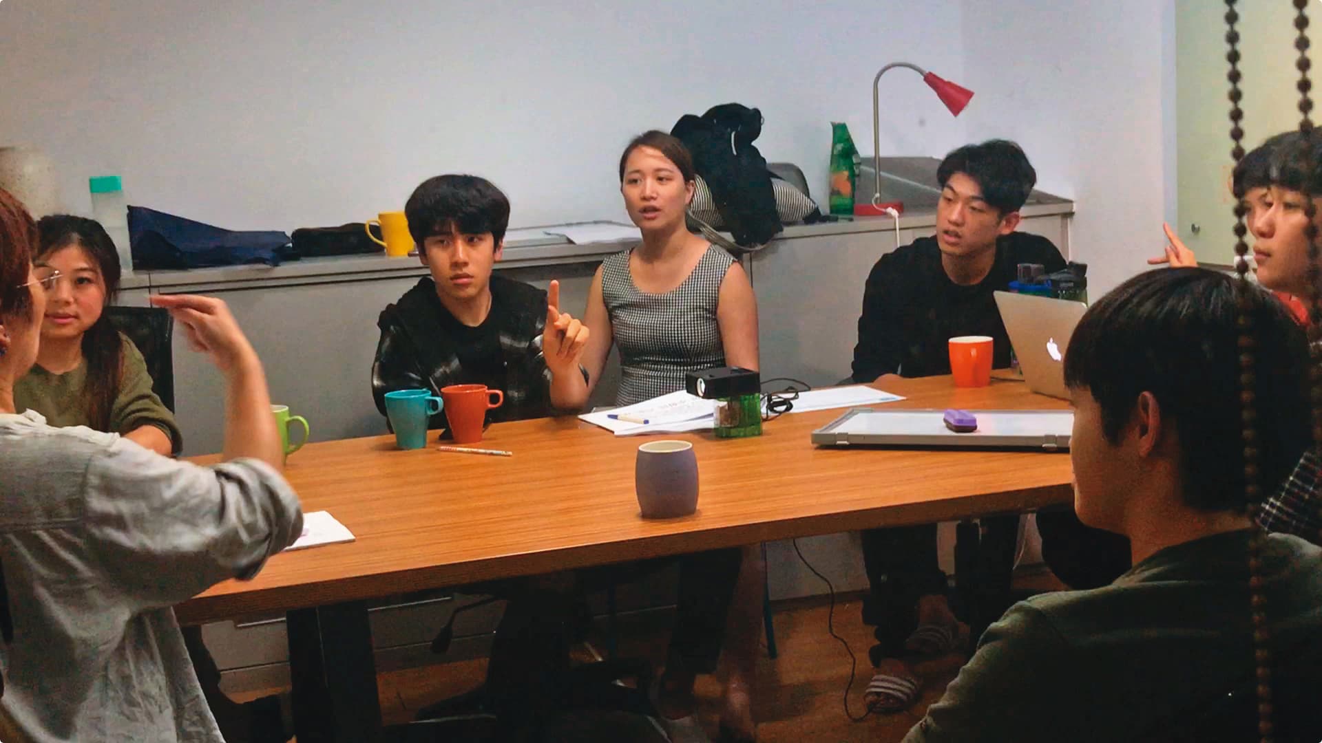 由於劇情需要,影片開拍前,包括金玄彬(左)等演員們一起學習手語。(CatchPlay提供)