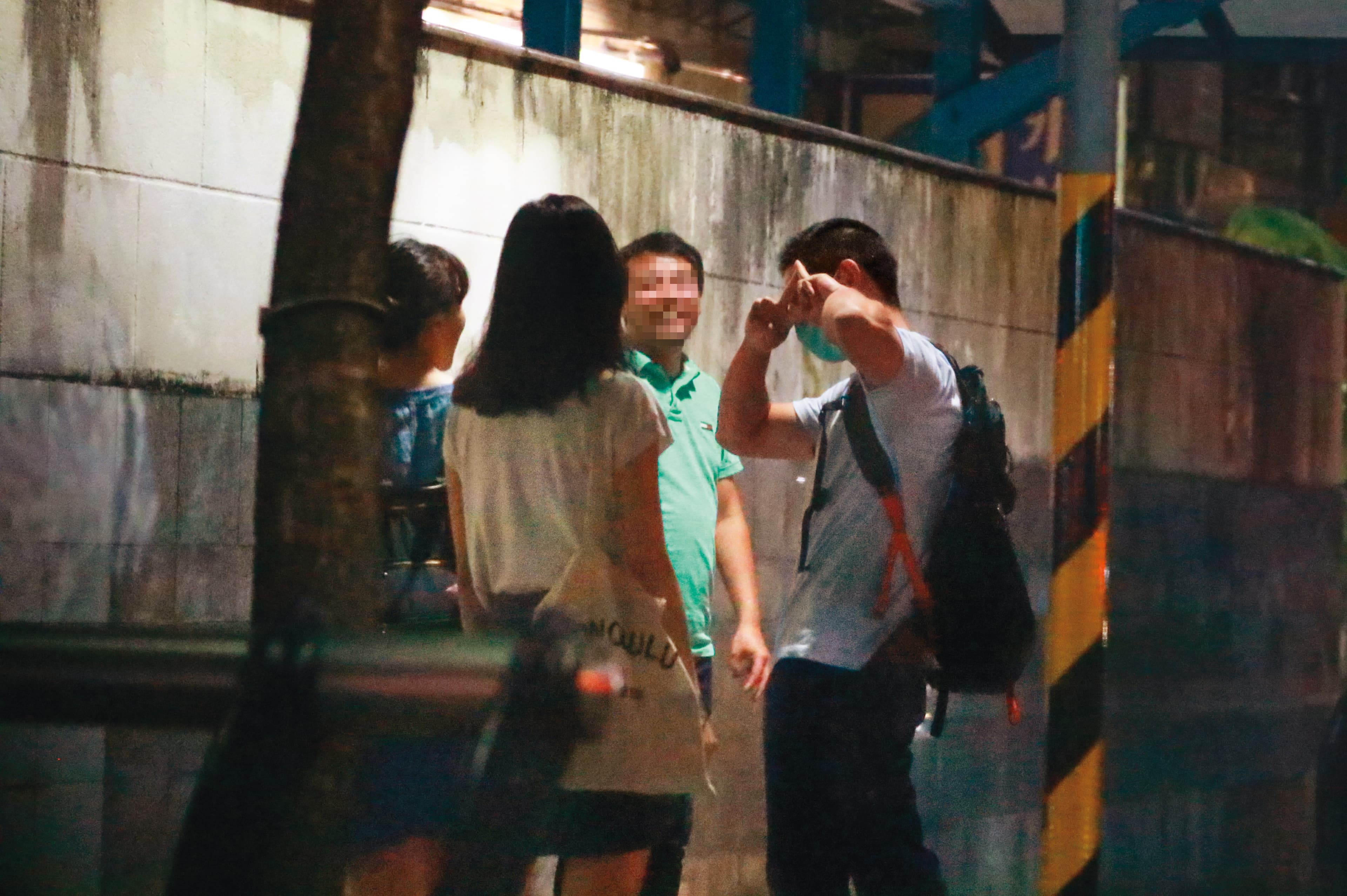 9/3  00:27  比完神祕手勢之後，吳怡農（右）又忙扮可愛，在女友（左二）面前賣力耍萌。