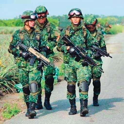 吳怡農(前排右)曾經到陸軍特戰部隊服役,而有「特戰男神」的響亮封號。(翻攝自吳怡農臉書)
