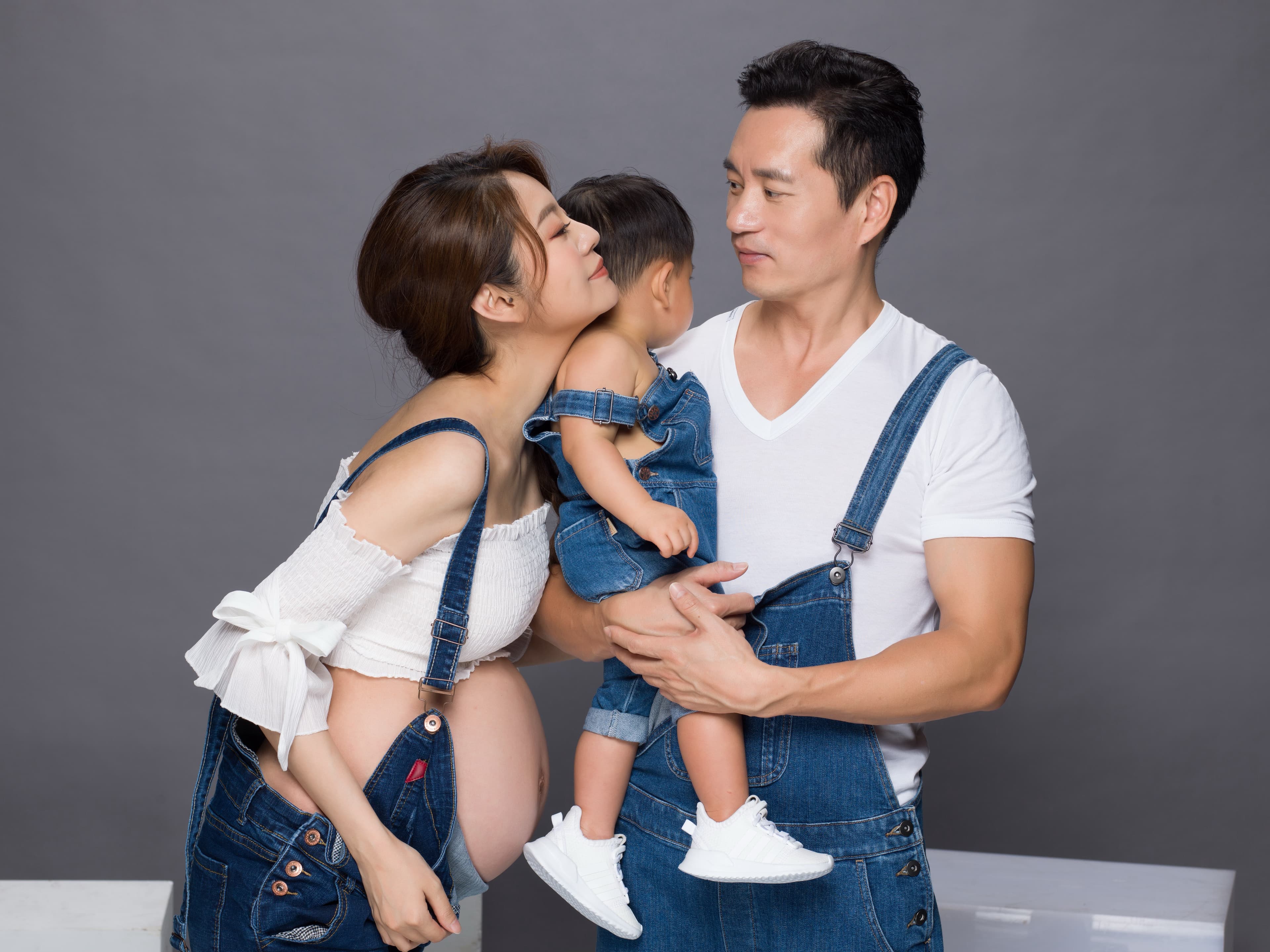 安以軒第二胎生產在即,今日公開孕婦寫真,與老公跟兒子一同入鏡。(翻攝自安以軒微博)