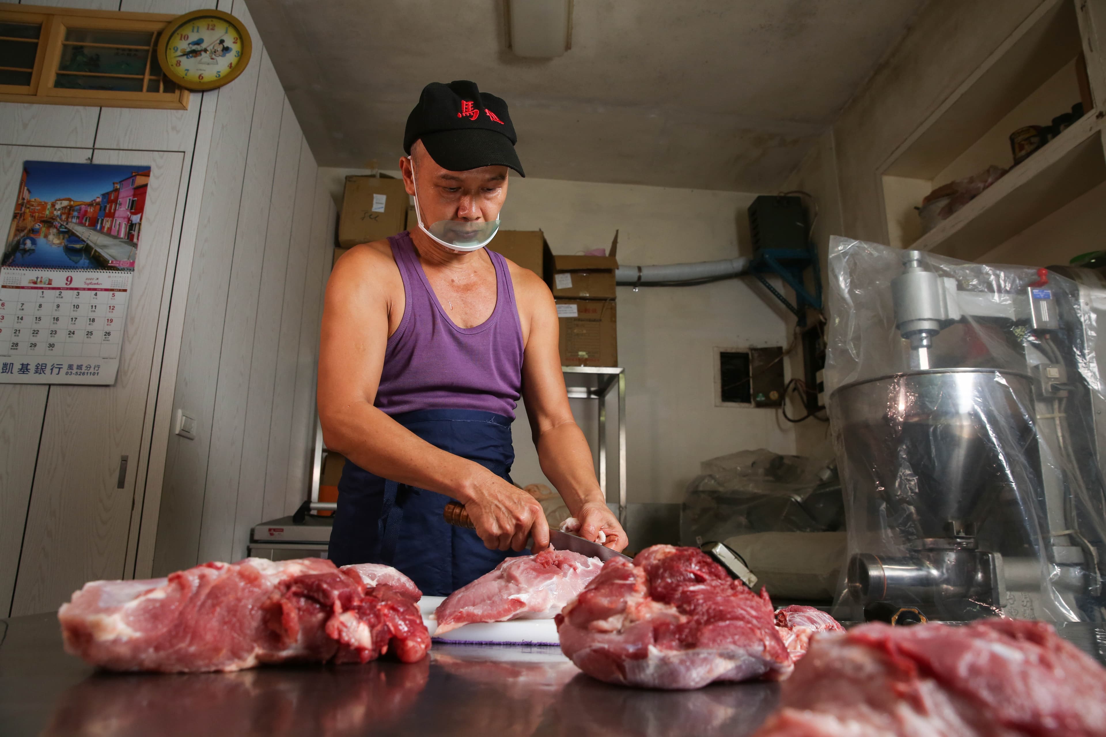 製作肉鬆必須使用現宰溫體豬肉,每天清晨葉日傳得先花快2小時分切豬肉,仔細剃除多餘筋膜與油花。