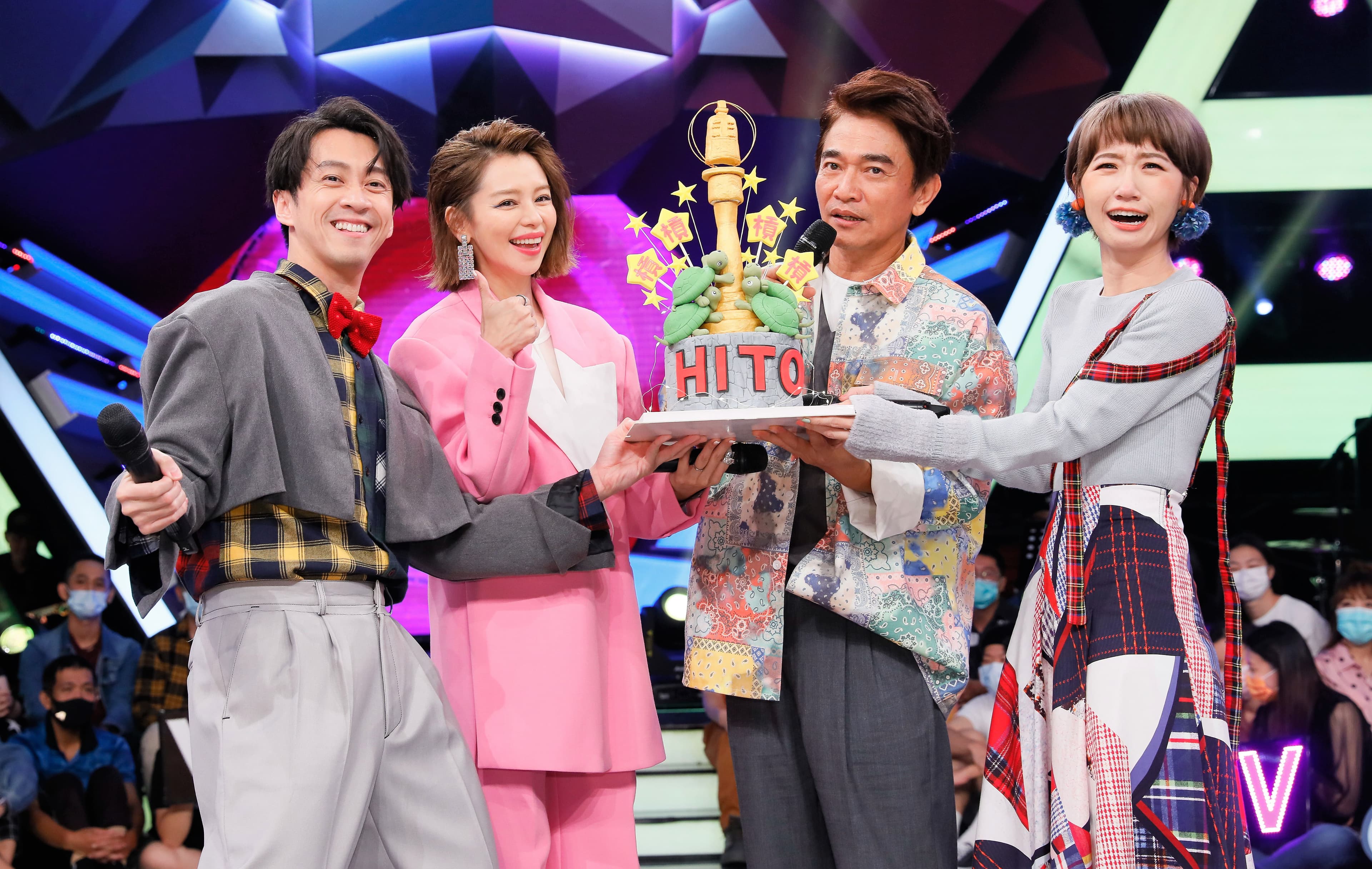 陳漢典(左一)、吳宗憲(右二)、Lulu(右一)金鐘主持連四槓,徐若瑄(左二)特別送上「槓龜」翻糖蛋糕激勵。