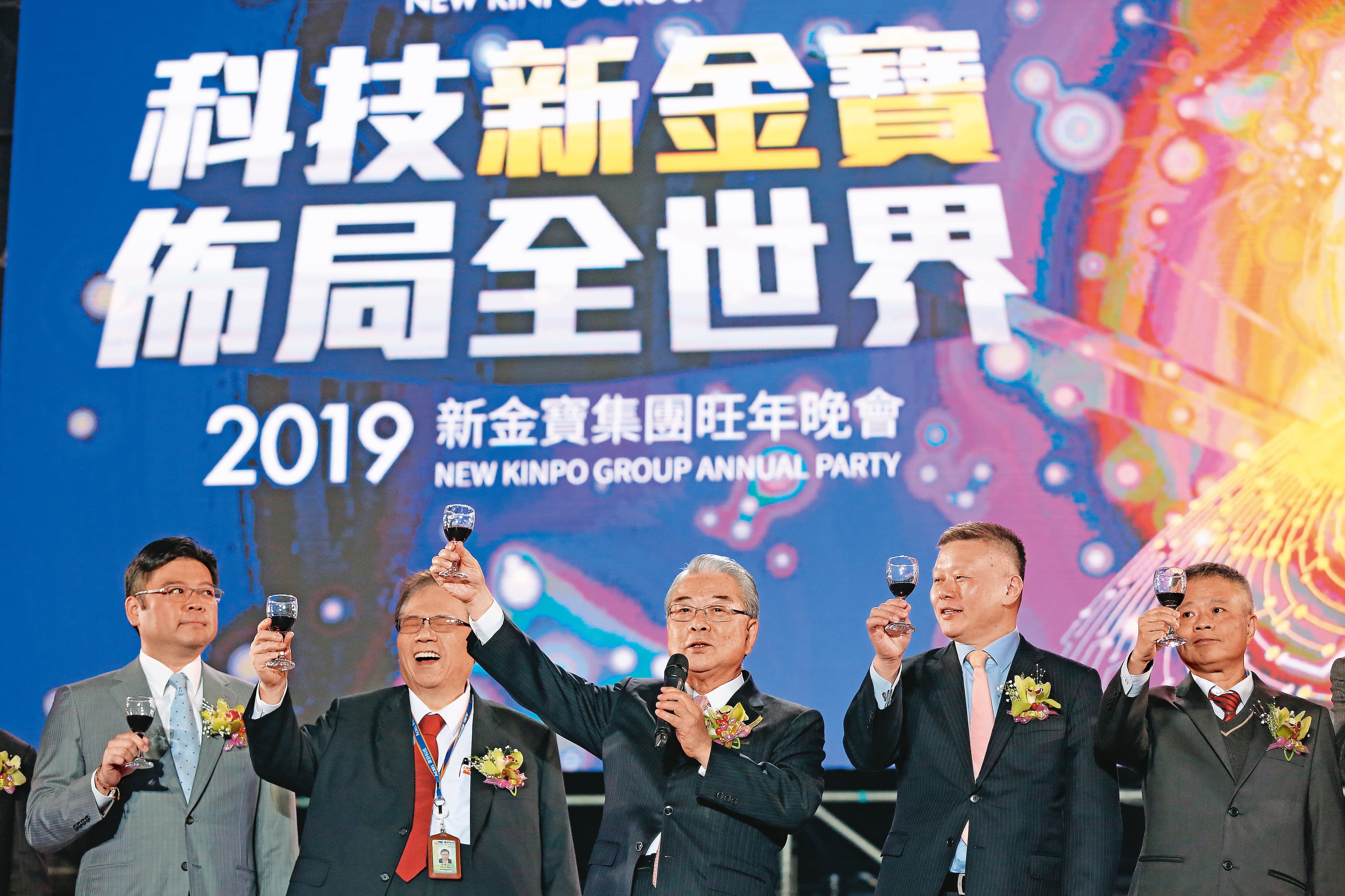 許介立的接班路崎嶇,之前金寶尾牙活動上,他站在舞台邊陲位置。