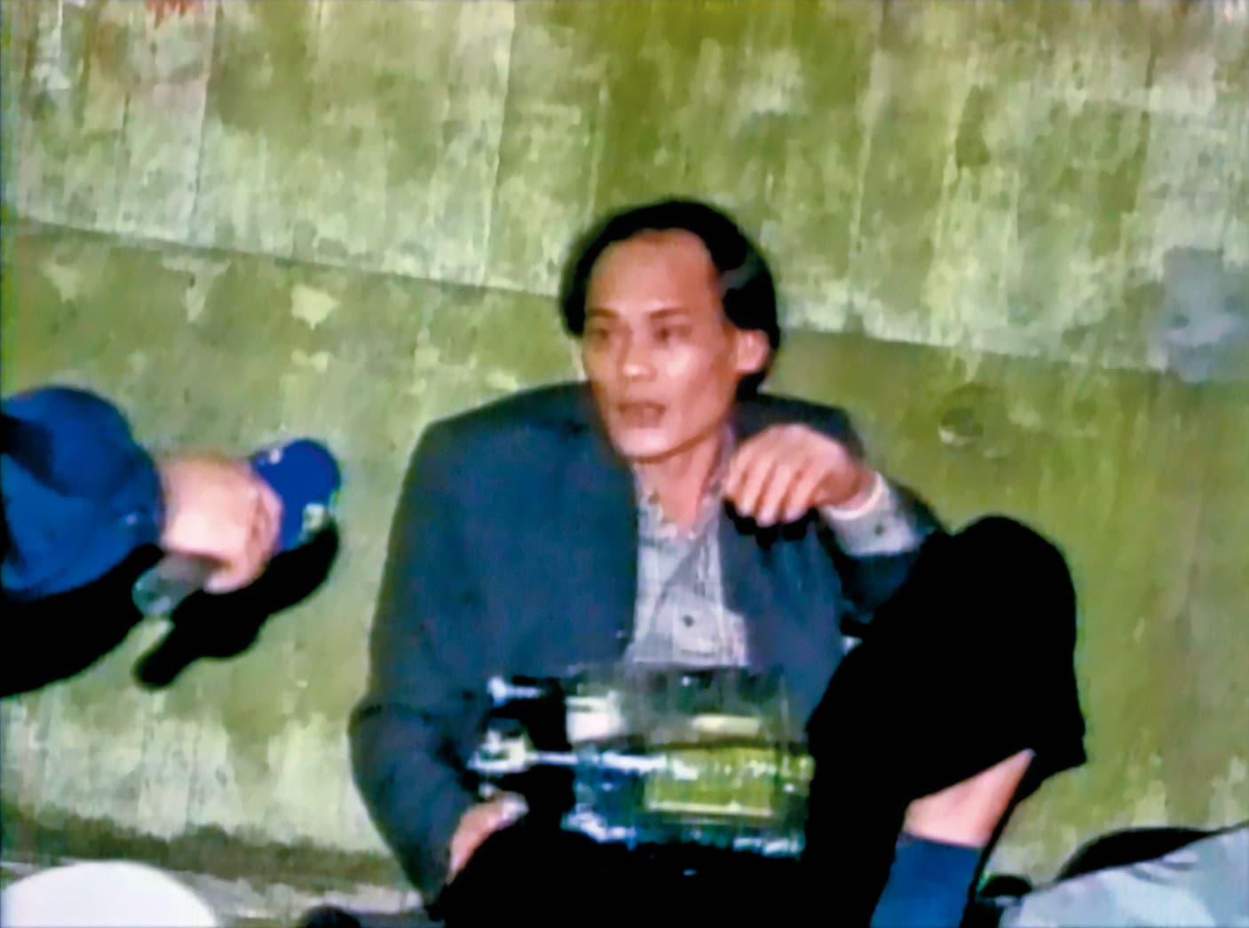 黃金生抱著汽油彈,接受警察喬裝的記者採訪,訴說委屈與不平。(東森新聞提供)