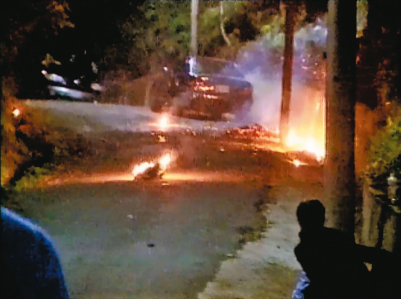 汽油彈引爆時,現場火光四射,黃金生同時也被炸碎。(東森新聞提供)