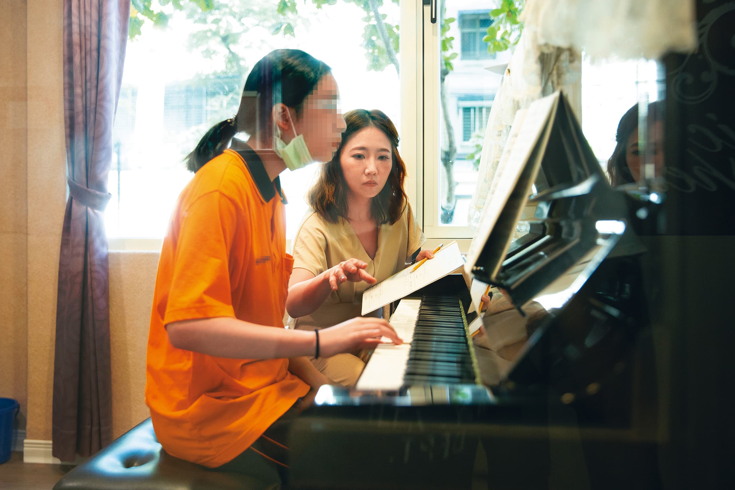 謝忻回到校園當音樂老師，但並未放棄演藝夢。