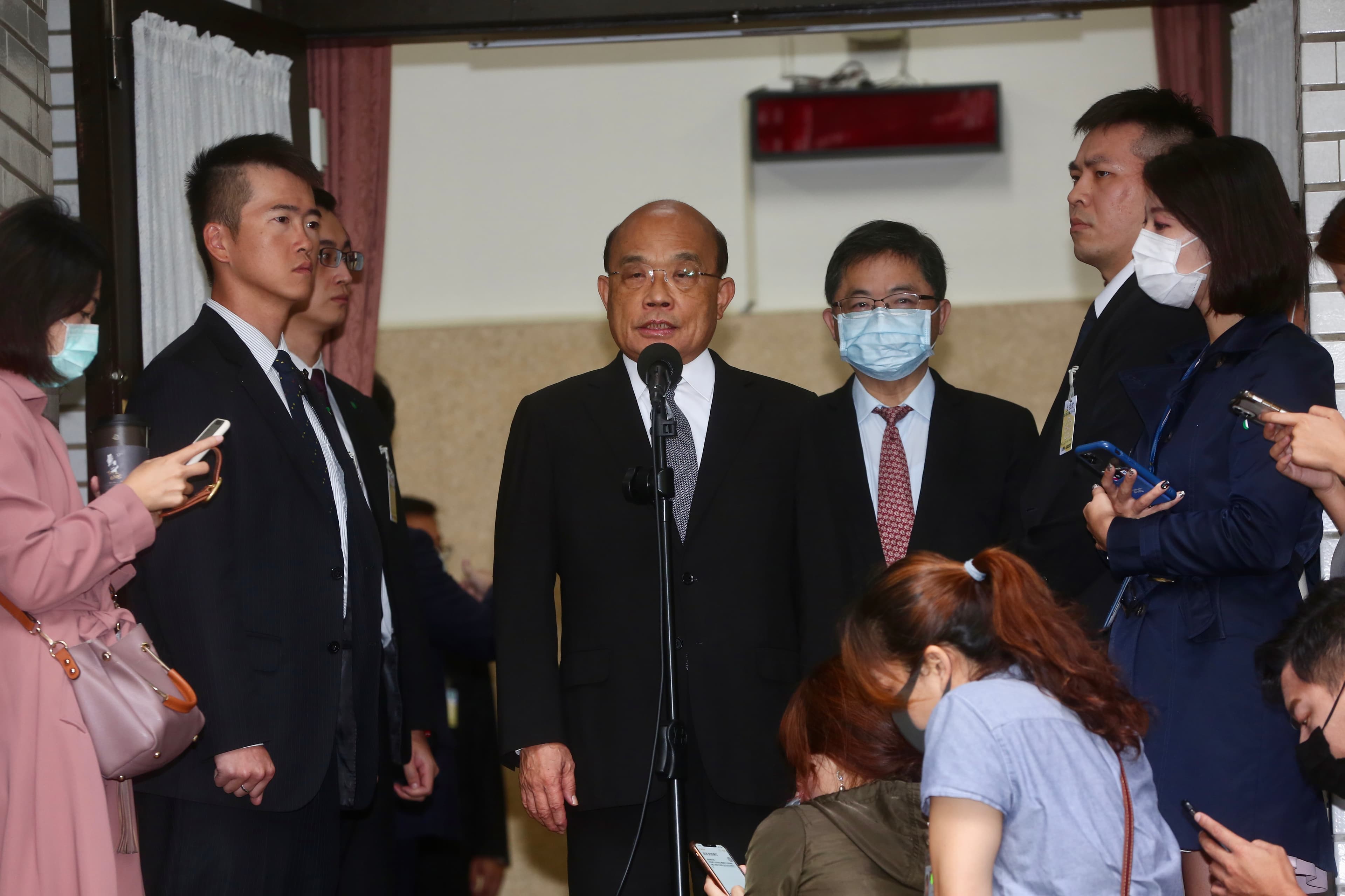 蘇貞昌對此回應,國民黨行徑是阻斷國人知的權利,令人遺憾。