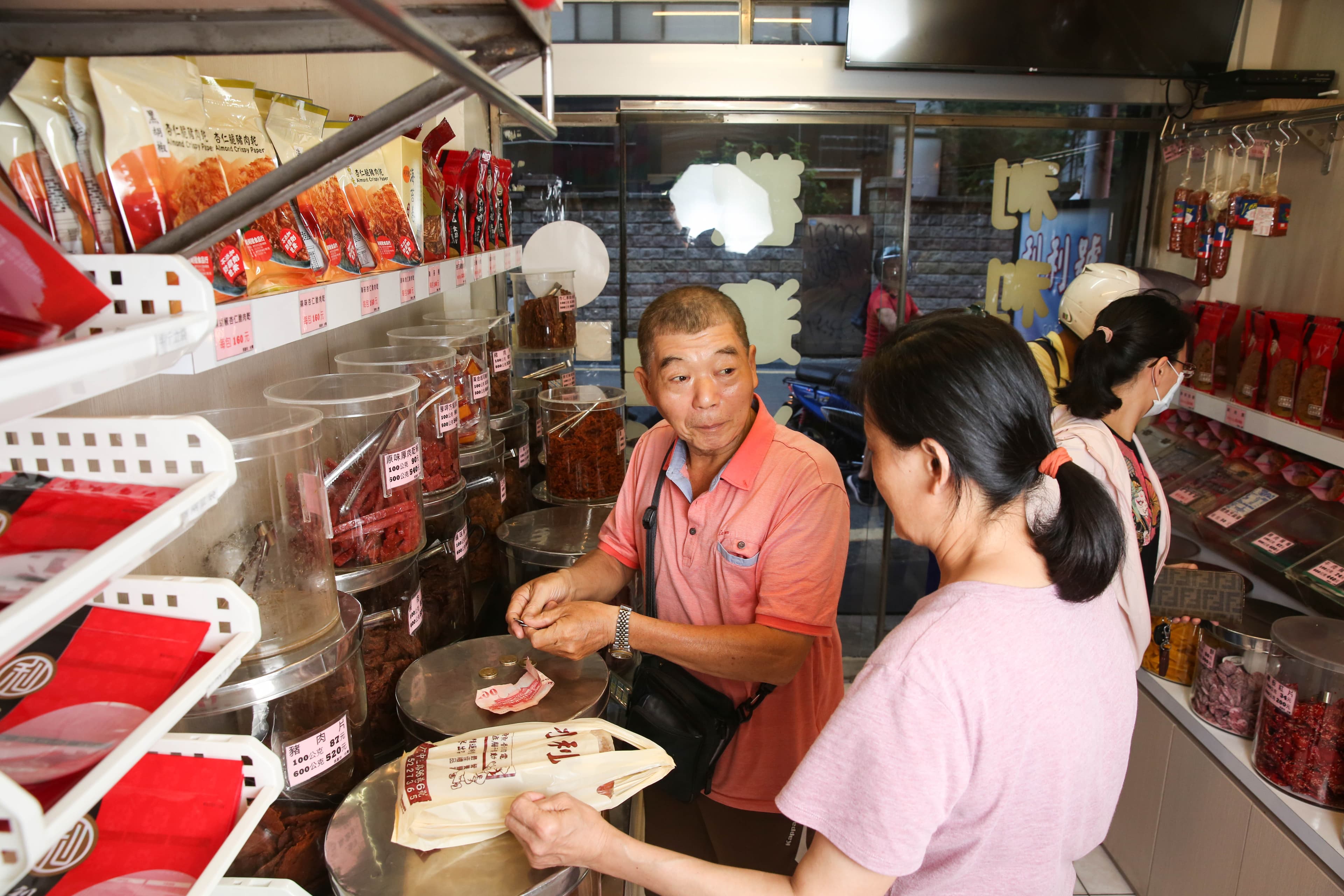 肉酥真材實料未摻入豆粉增量,有壽司店老闆一試成主顧。