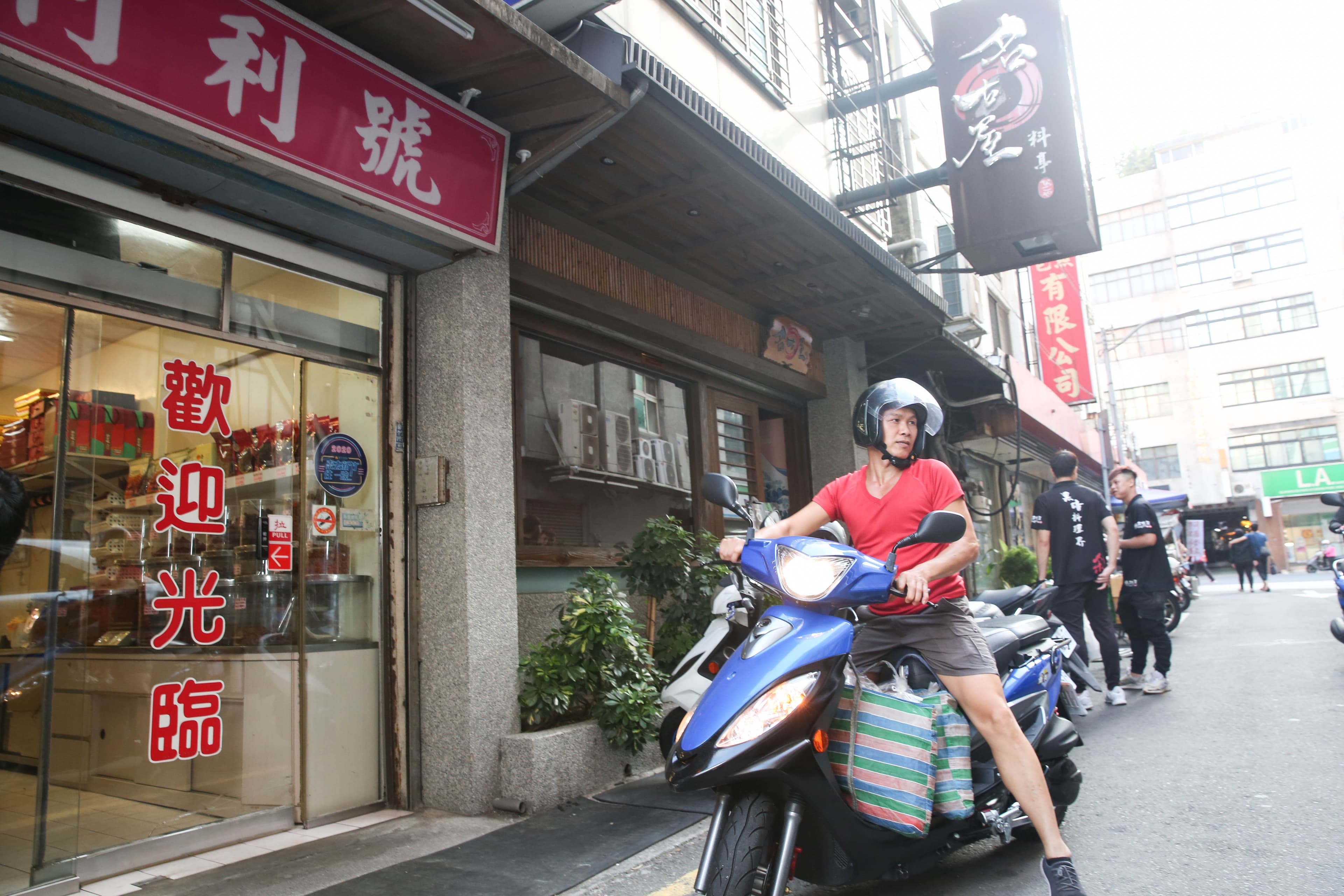 見大哥在門市忙到一時走不開,葉日傳二話不說騎著摩托車就出門送貨。
