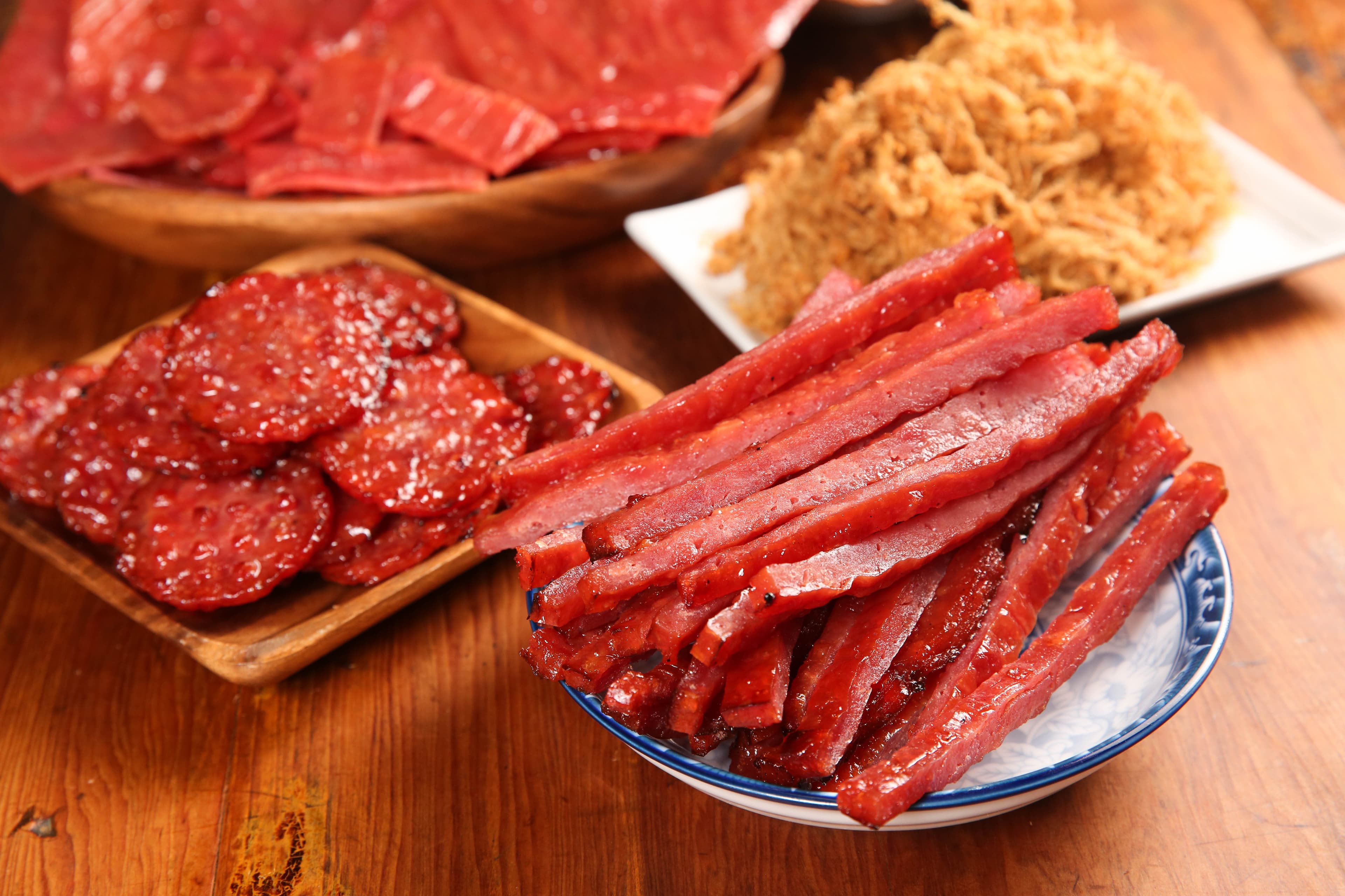 厚切肉乾系列口感軟嫩不柴,是店內人氣產品。(肉乾條600克/540元、金錢肉乾600克/660元)