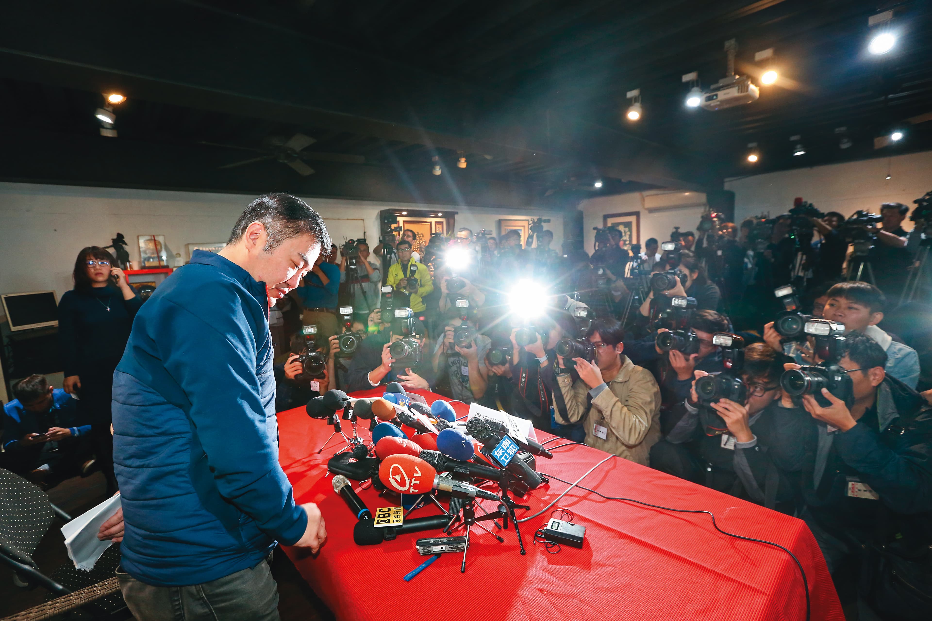 張綱維因為遠航掏空案,遭到檢方起訴;先前他面對記者提問時,表情黯然。