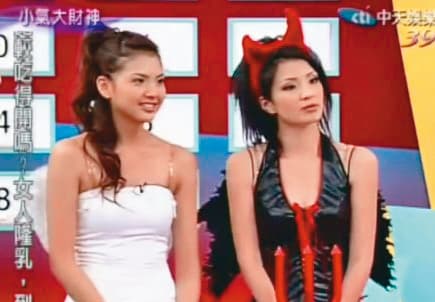 最早韋汝(左)因為在《小氣大財神》中擔任助理主持人,而受到注意。右為湘瑩。(翻攝自中天)