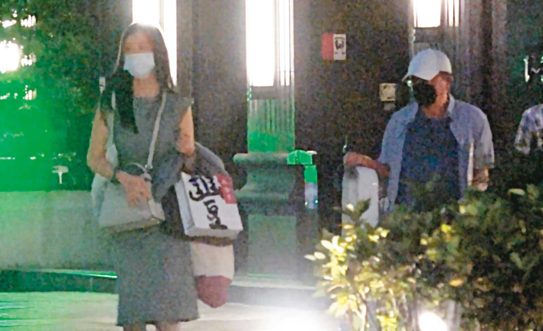 高志鵬(右)休假第一站就直奔三重接女友(左),2人大包小包提著名產、家用品,準備共享中秋天倫樂。