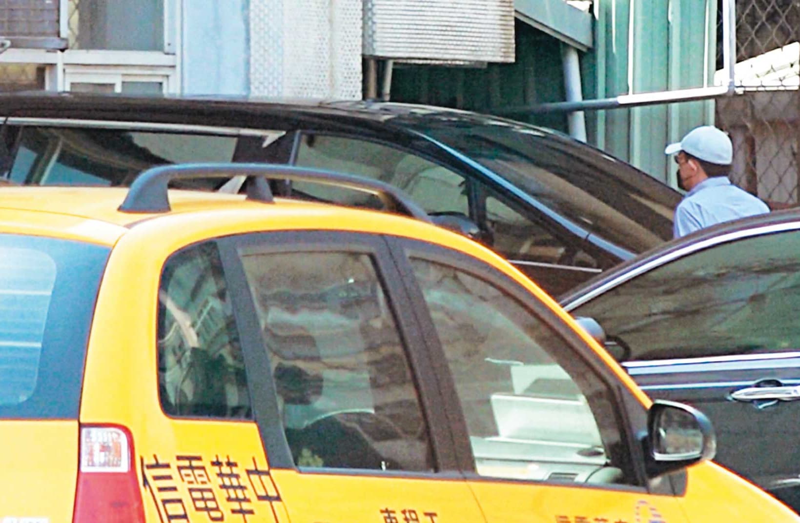 10/02 11:43 高志鵬休假行程滿檔,除與家人相聚,還赴中華電信服務中心找朋友。