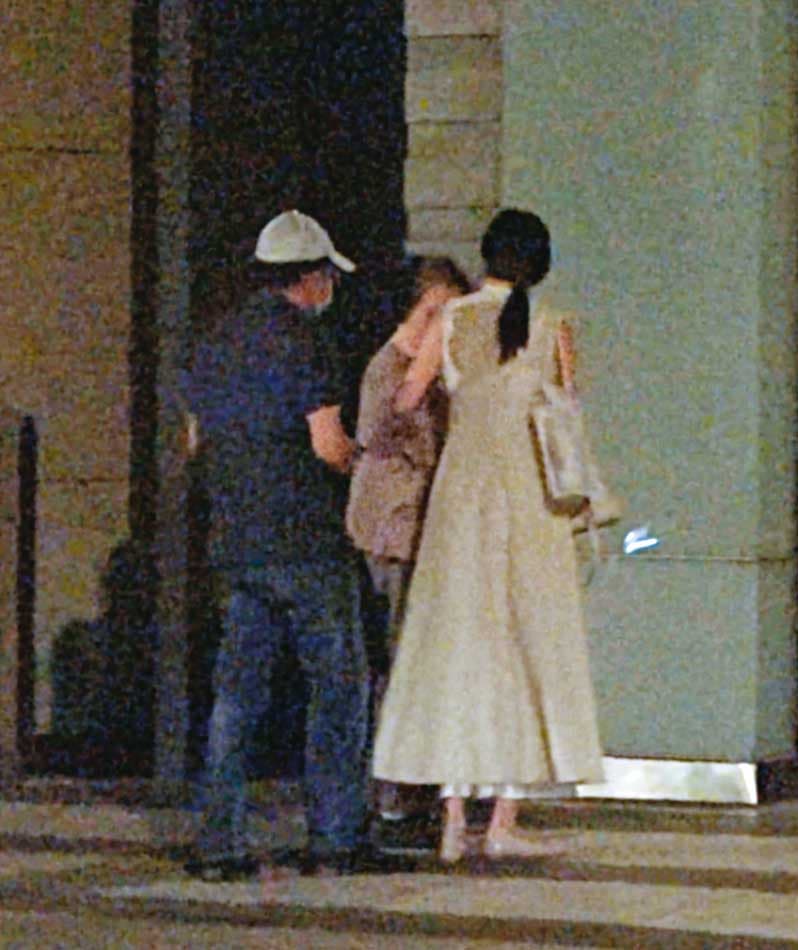 10/03 21:48 結束聚餐後返家,一下車高志鵬的女友便主動貼心攙扶高母進門,互動儼然一家人。
