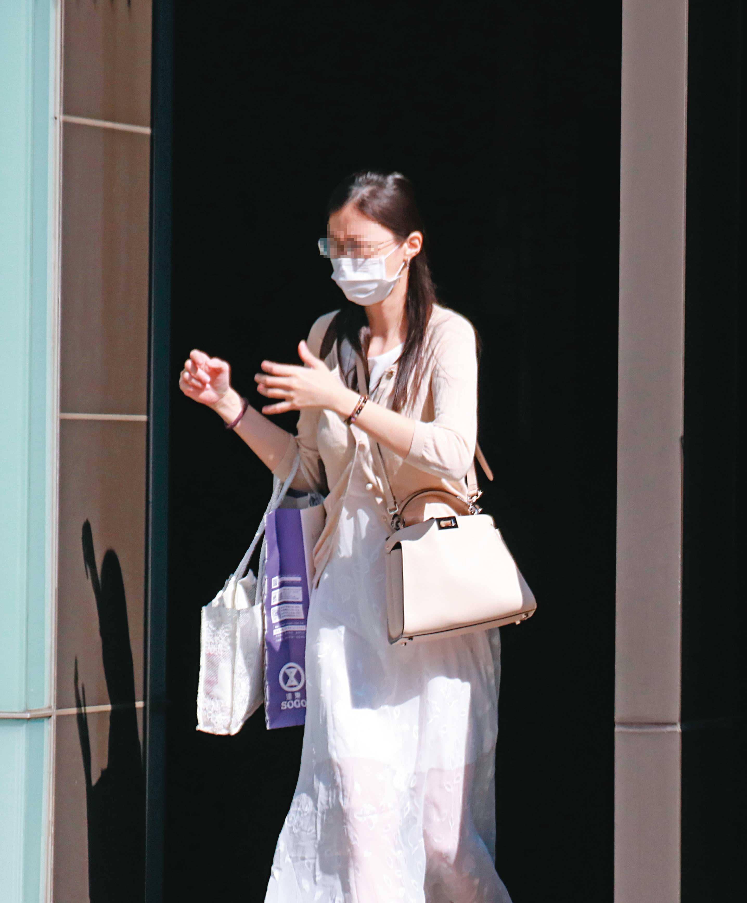 2020年10月4日14:09,高志鵬準備返回八德外役監時,女友一路相伴。