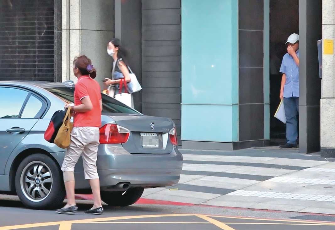 休假返家探親的高志鵬行動低調,他會待在一樓大廳先等女友出門,待5至10秒後才跟上,再搭同輛車離去。