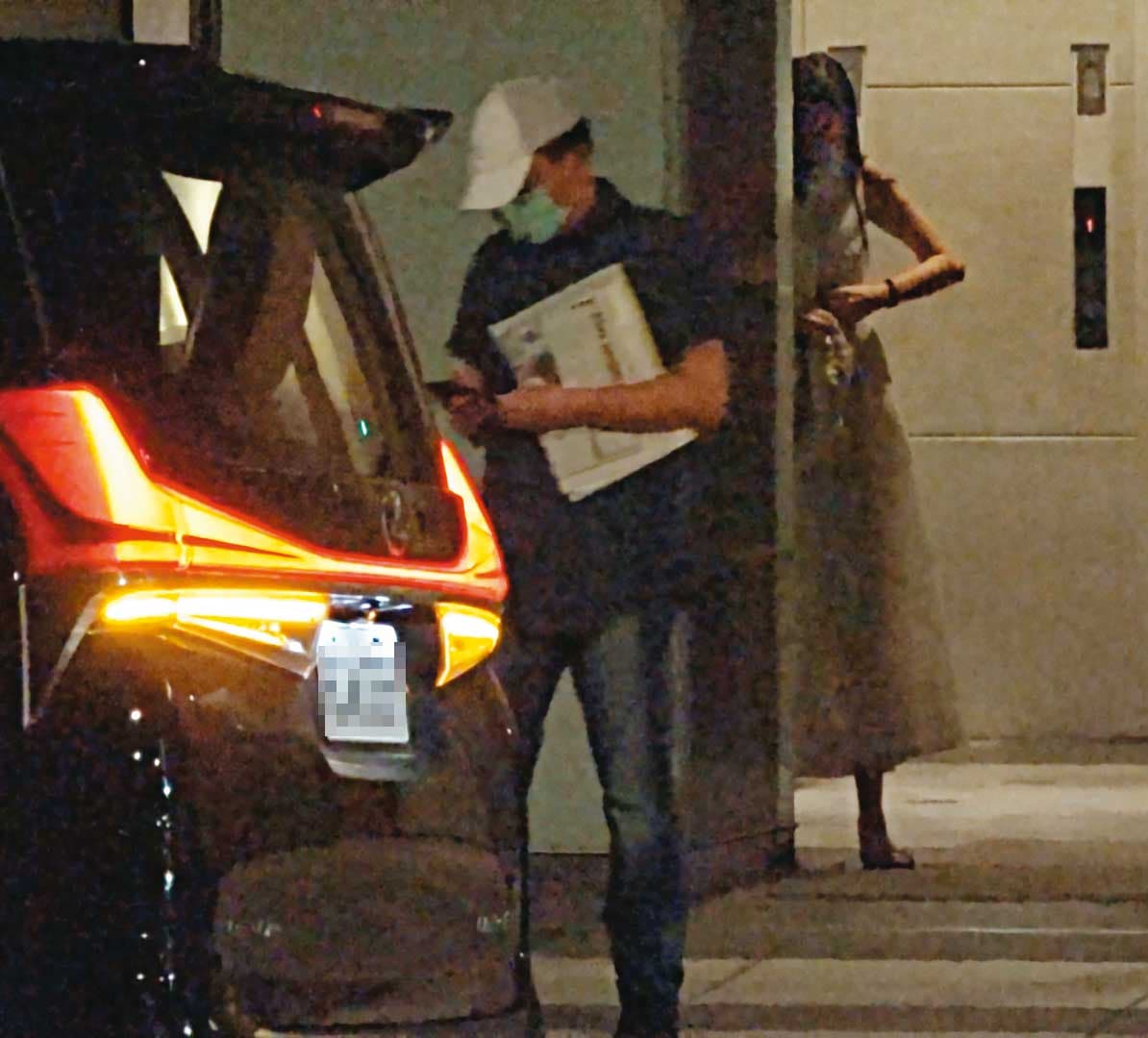 母親上車後，高志鵬刻意與女友一前一後分開行動，女友待在大樓內先等高上車。