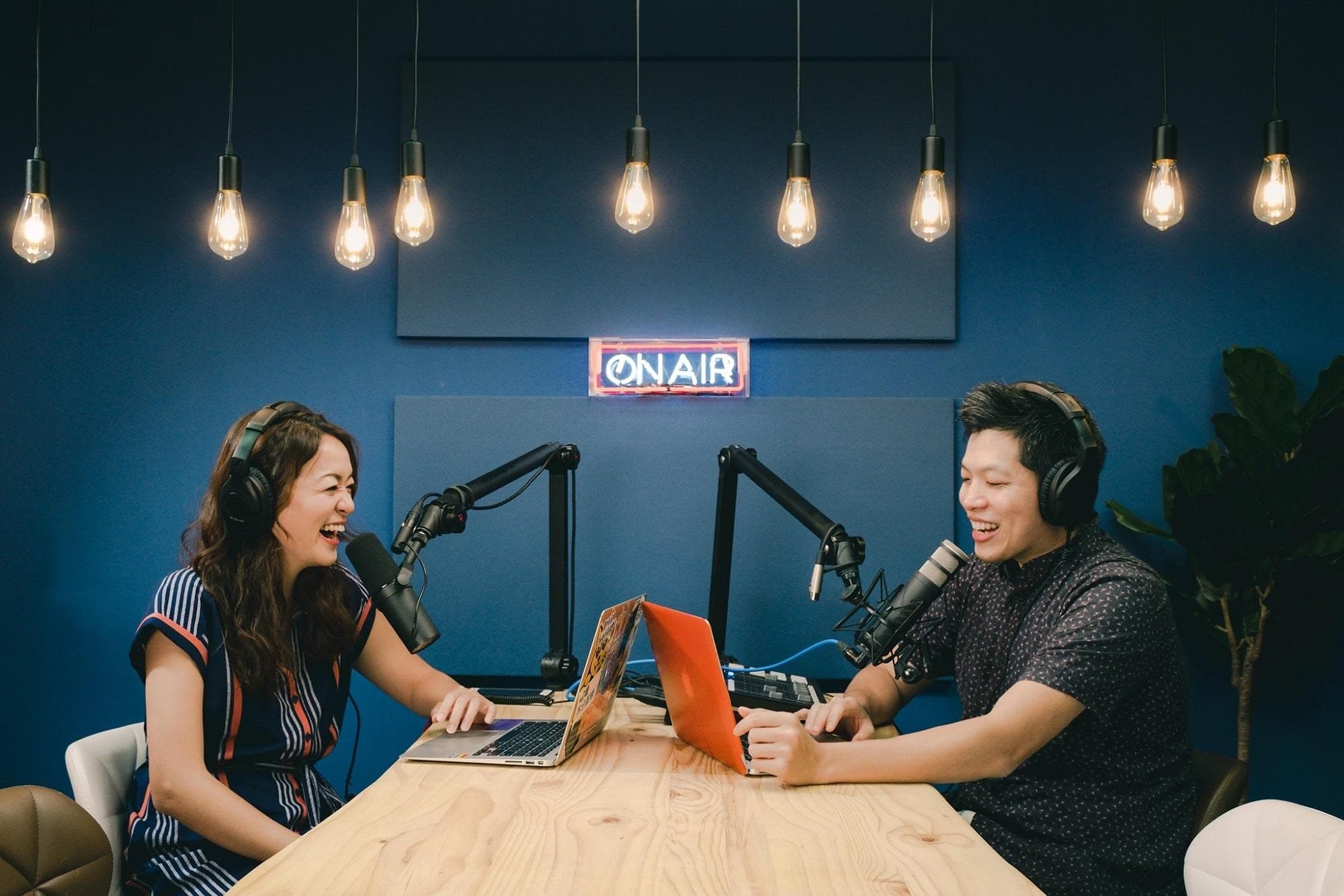 凱莉（左）、Ken（右）主持的《百靈果NEWS》長期占據Apple Podcasts前三名。（翻攝自《國際狗語日報X百靈果NEWS》臉書）