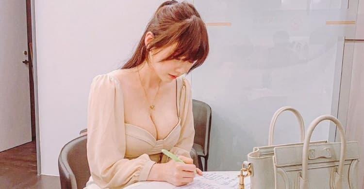 豐滿正妹去應徵工作,穿著引發網友暴動。(翻攝自爆廢公社公開版)