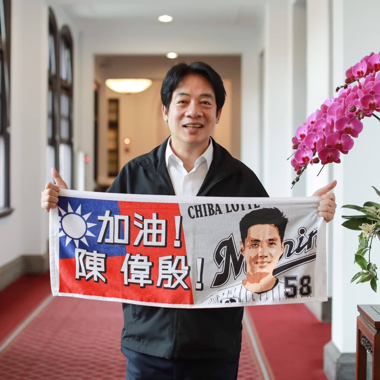 多數網友歪樓聚焦賴清德手上的「國旗毛巾」，紛紛留言詢問「毛巾到底從哪裡來的？」（翻攝自陳偉殷臉書粉專）