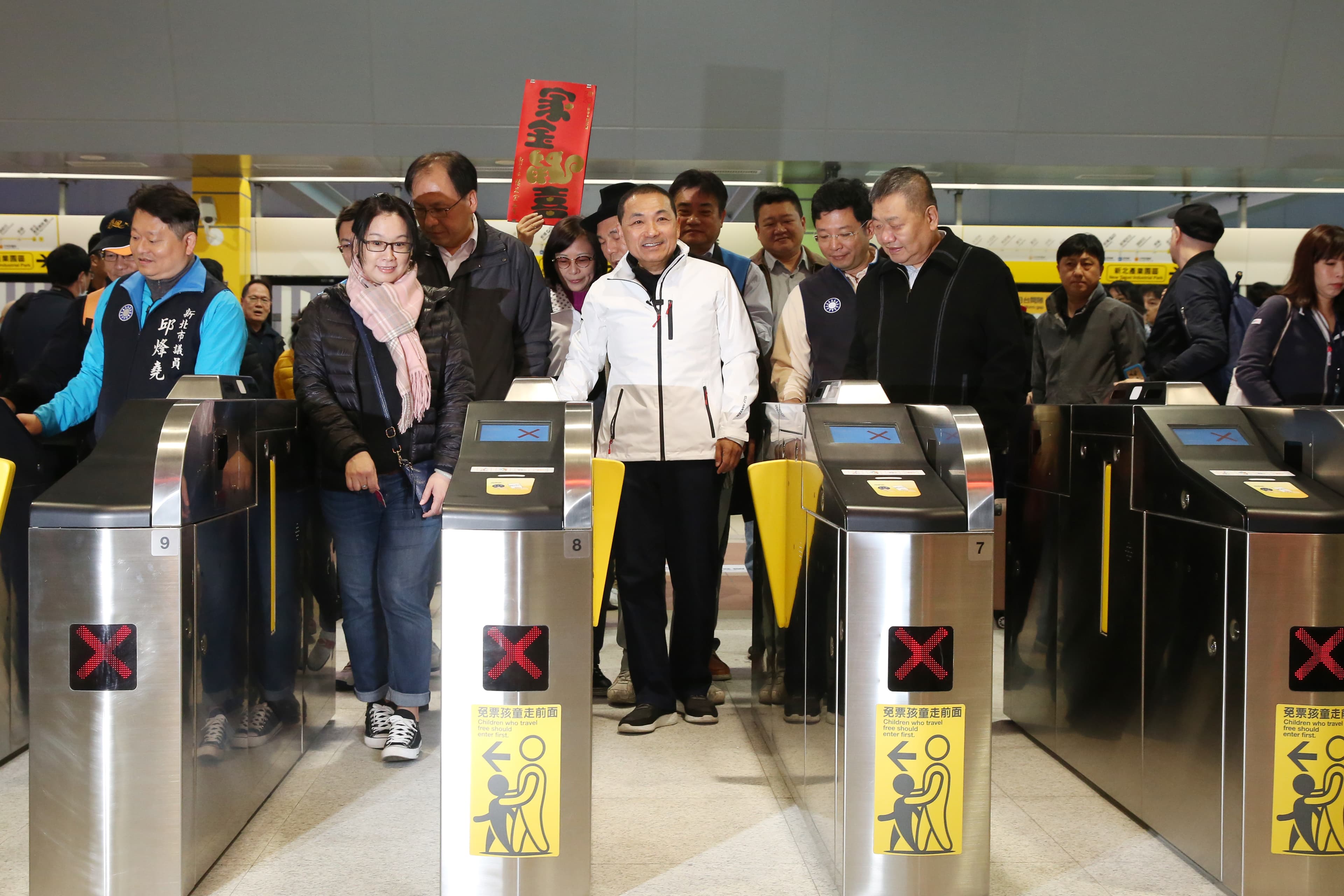 捷運環狀線目前由台北捷運公司營運，新北市長侯友宜頻頻喊話，希望收回環狀線經營權，圖為今年初通車畫面。（本刊資料照）