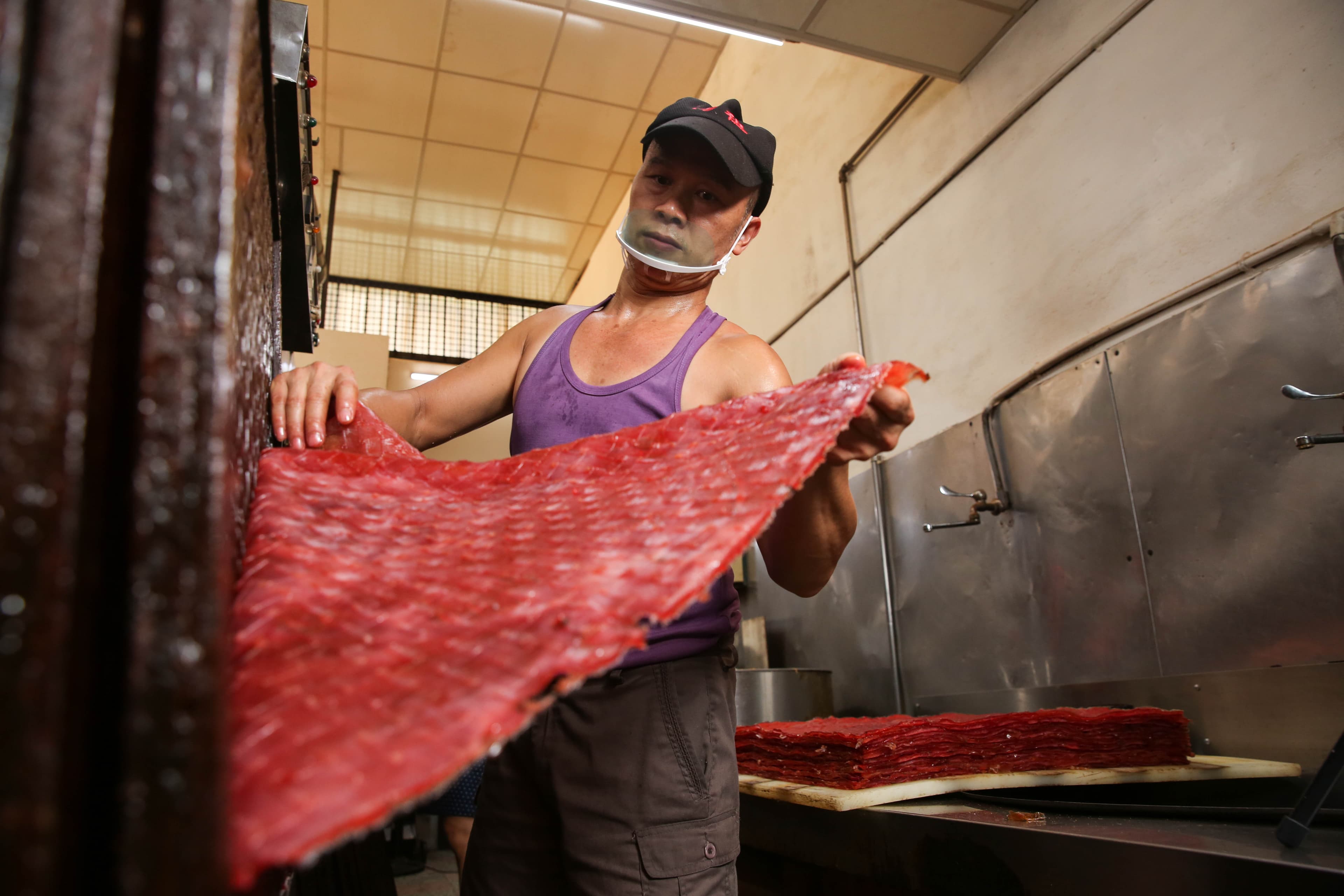 製作肉乾是標準夏熱冬冷,烤肉乾得忍受爐前高溫,冬天披肉乾10根指頭全凍麻。