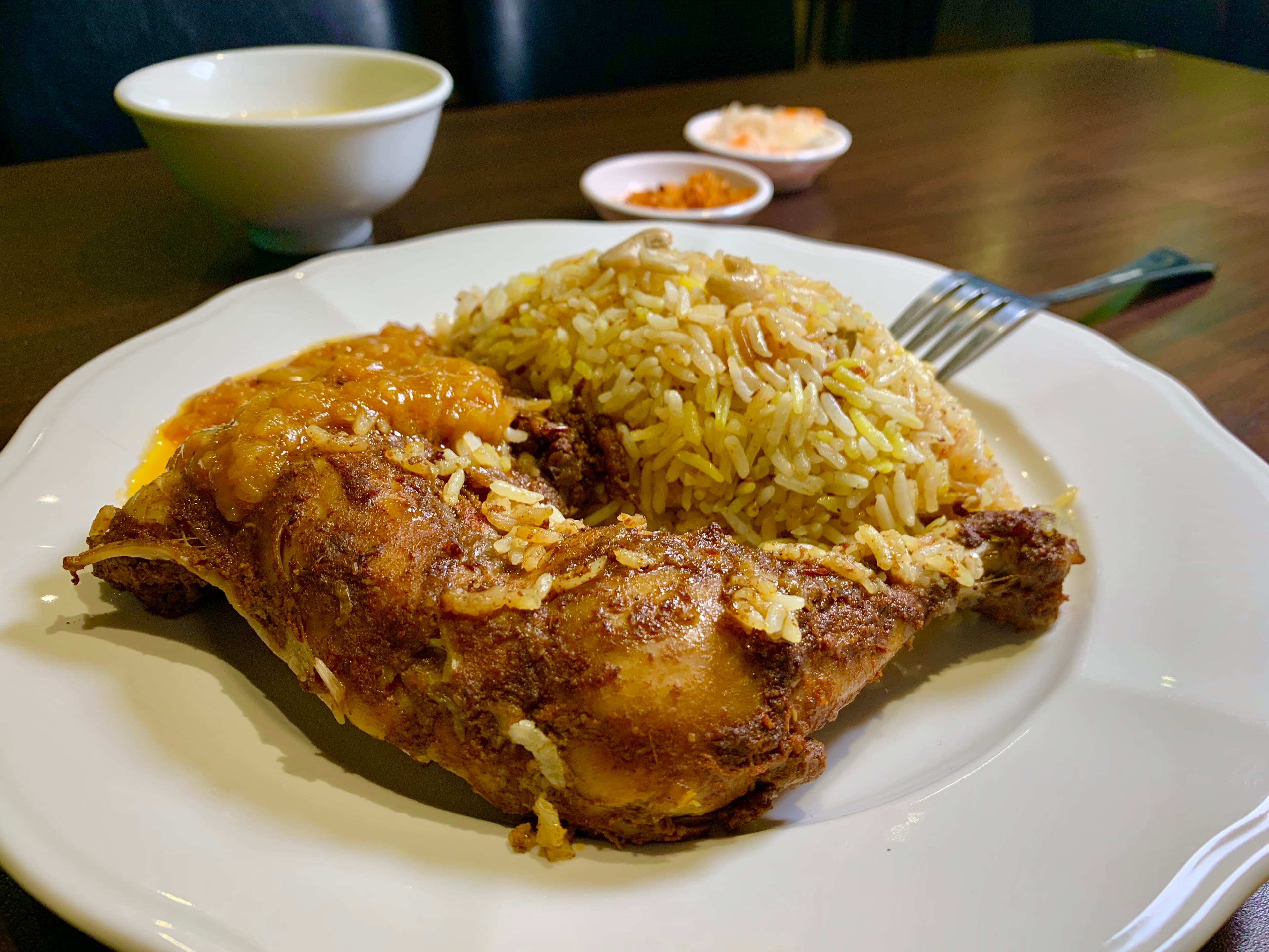 「雞腿香米飯」的雞腿經過22種辛香料醃漬再蒸煮,肉質相當軟嫩入味又有香氣層次。(150元/份)