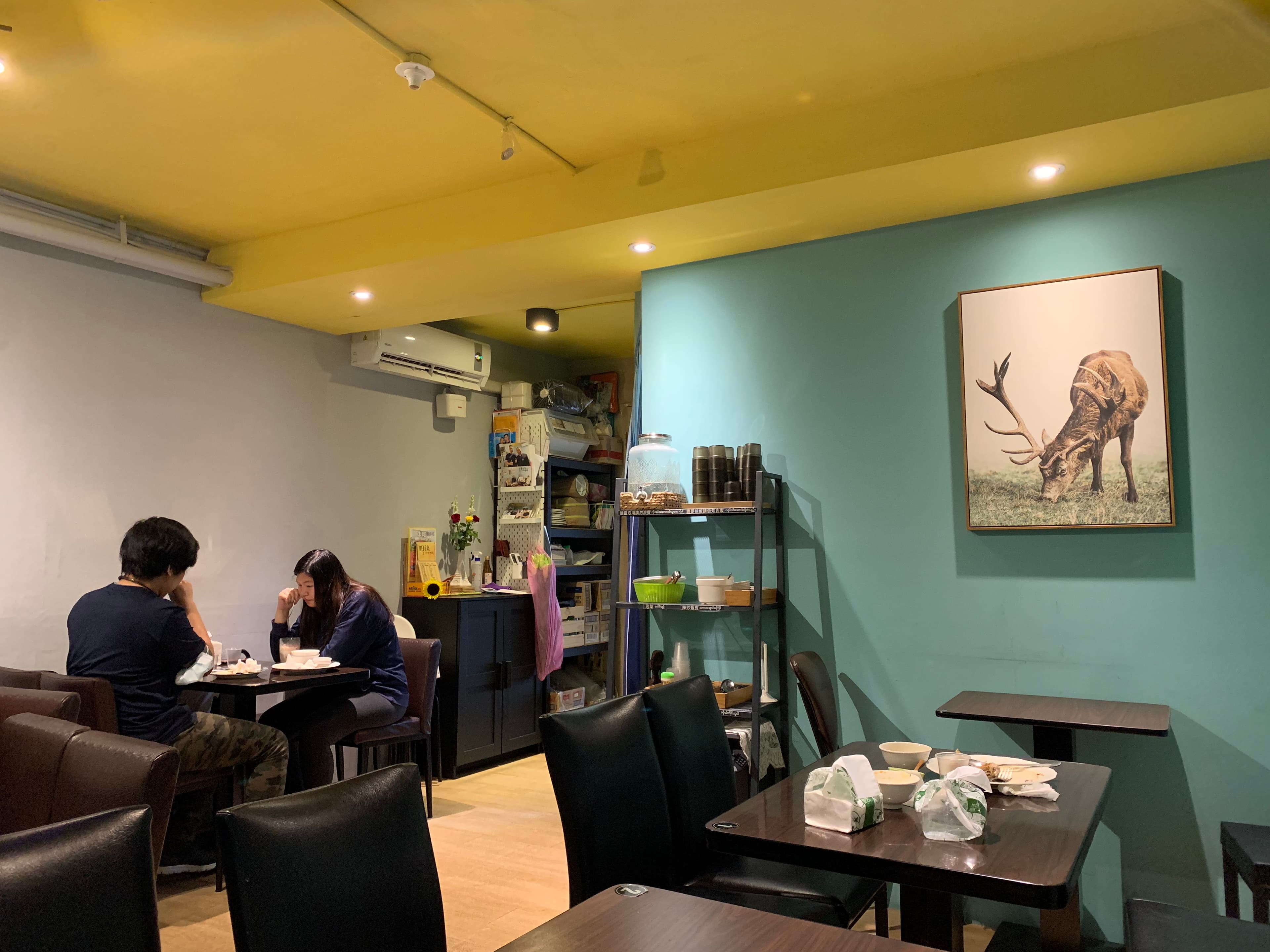 相較於緬甸街上其他的小吃店,這裡有裝潢、潔淨明亮。