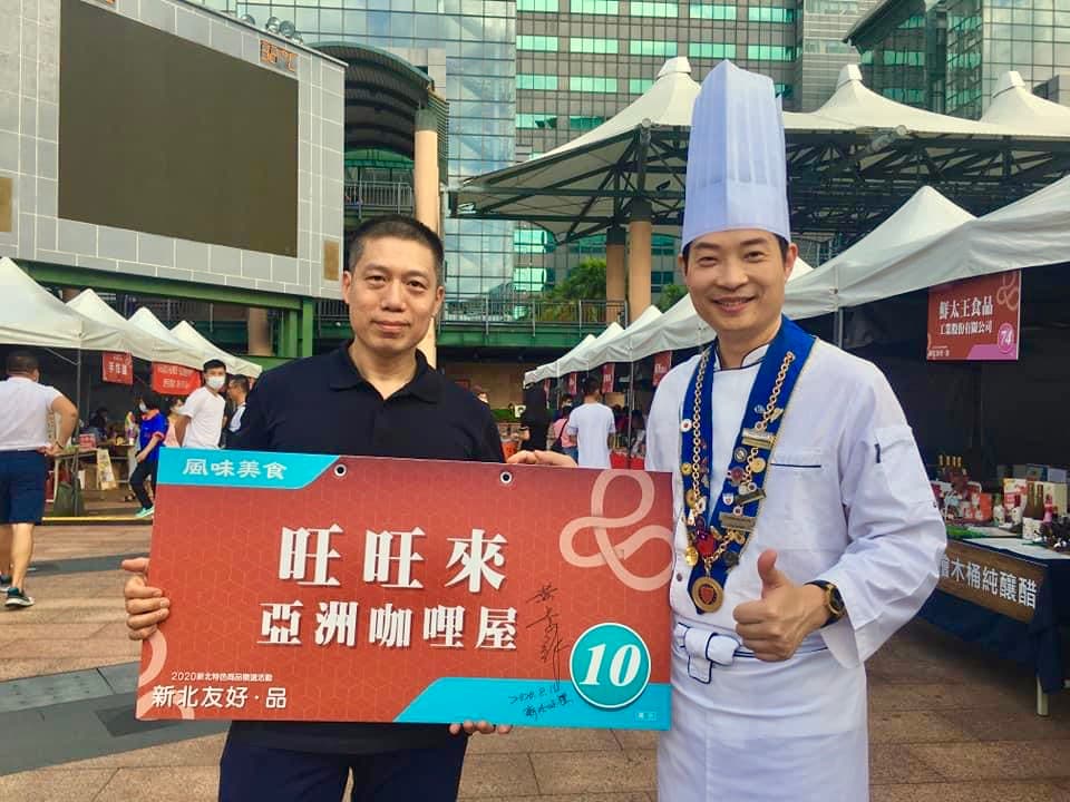 老闆劉祥明(左)本業是經營照相館,受到數位相機浪潮衝擊,轉而研究料理開餐廳。(翻攝自店家臉書粉絲團)