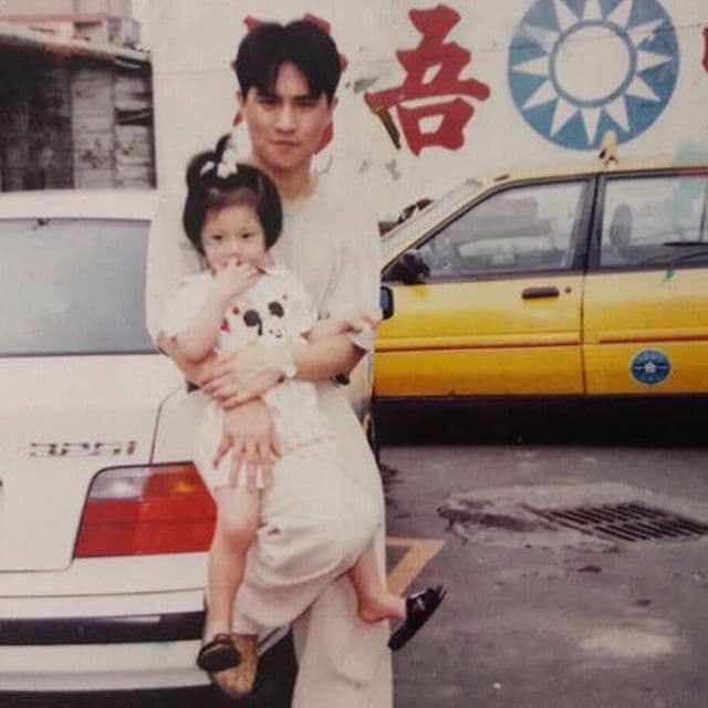 焦凡凡PO出多張焦爸年輕的帥照，網友也大讚「爸爸年輕時好帥」。（翻攝自焦凡凡IG）