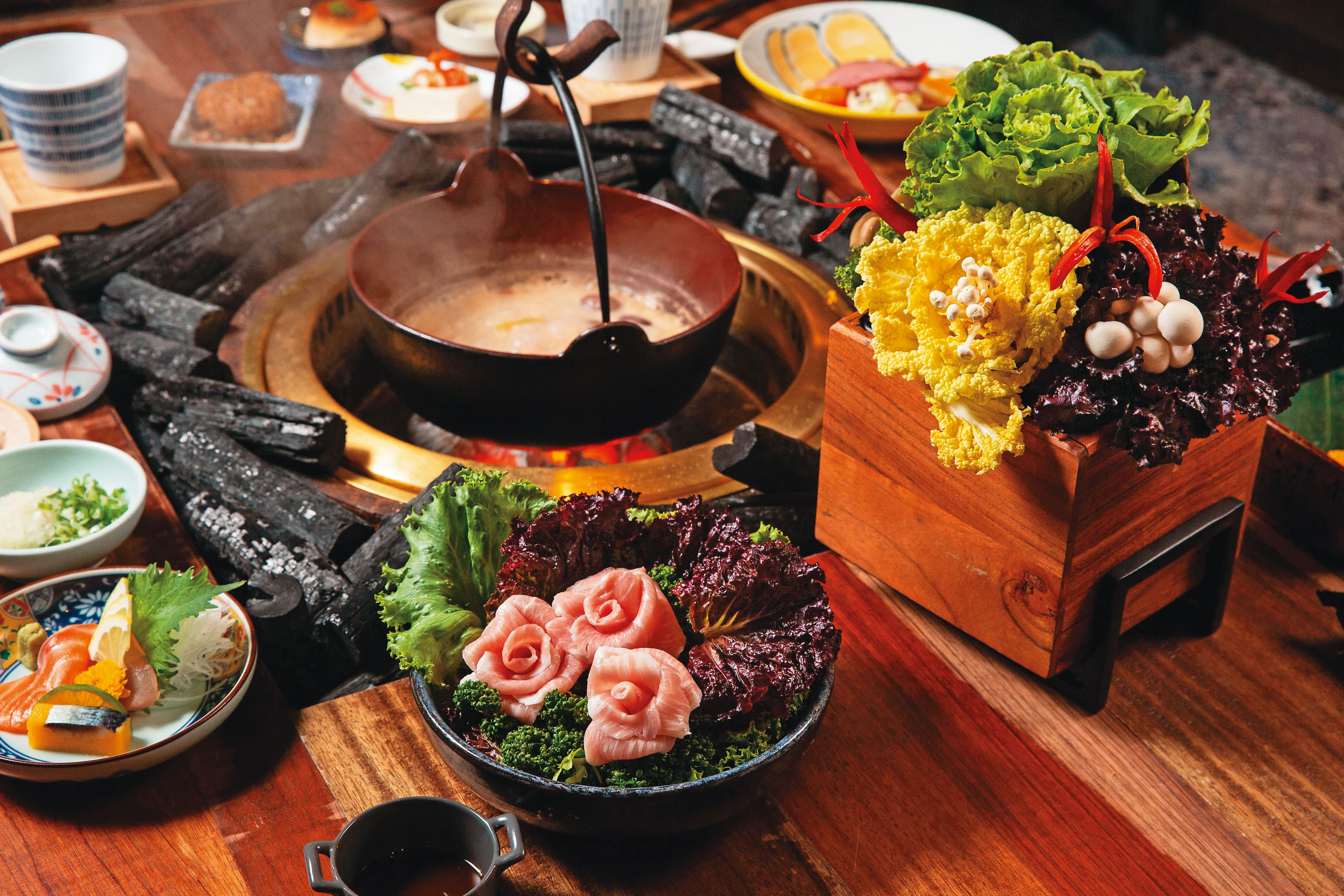 胡同裡的寬巷子可選900元無菜單料理套餐,或900元燒肉拼盤與鍋物拼盤擇一,不夠也可再單點。(圖為雙人份,990元加1成服務費/人)