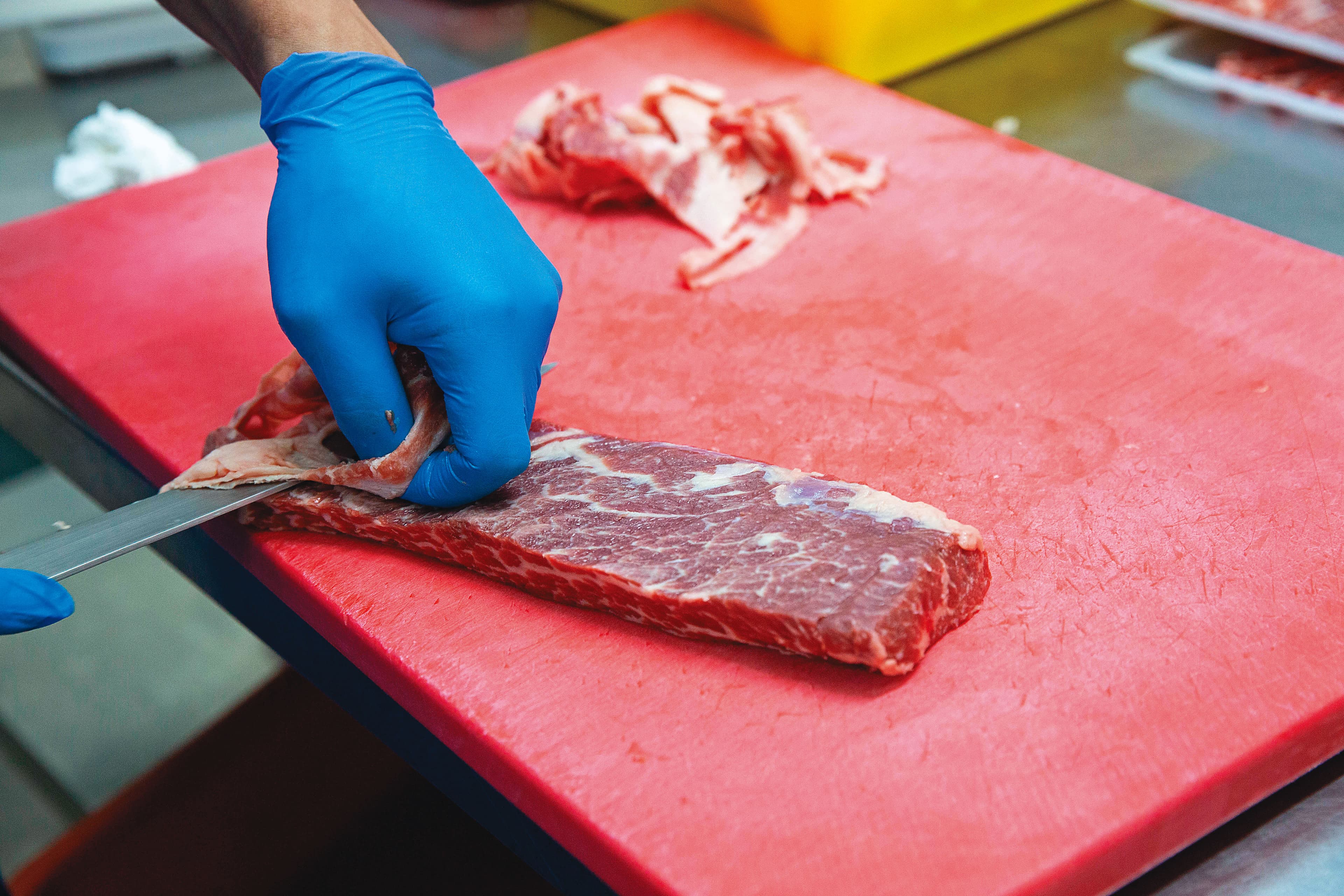 胡同燒肉所有肉品皆需經過手切精修,去除筋膜與多餘油脂。