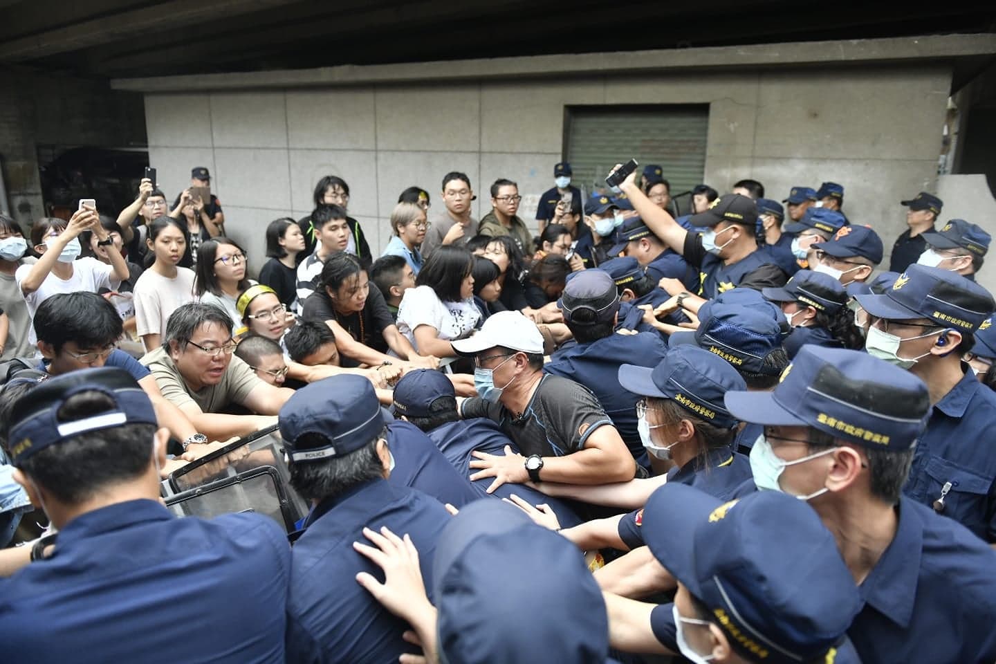 鐵道局13日凌晨動員大批員警，封鎖附近道路，準備展開拆除作業，和現場聲援學生發生推擠衝突。（翻攝自黃春香臉書）