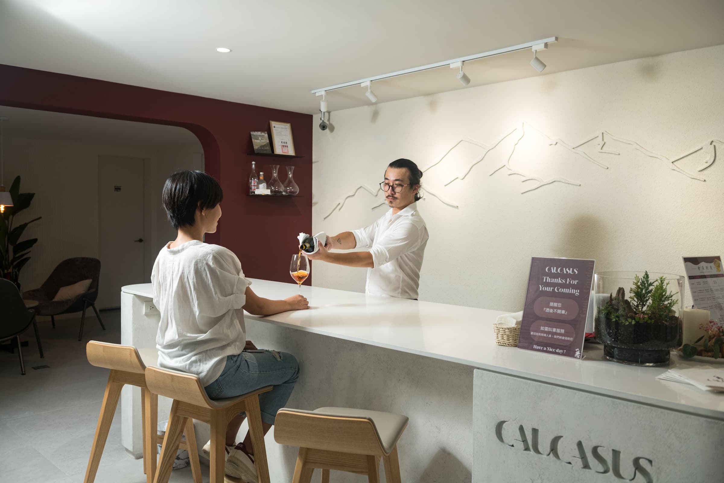 「高加索酒櫃」門市提供舒適的環境及單杯品嚐。