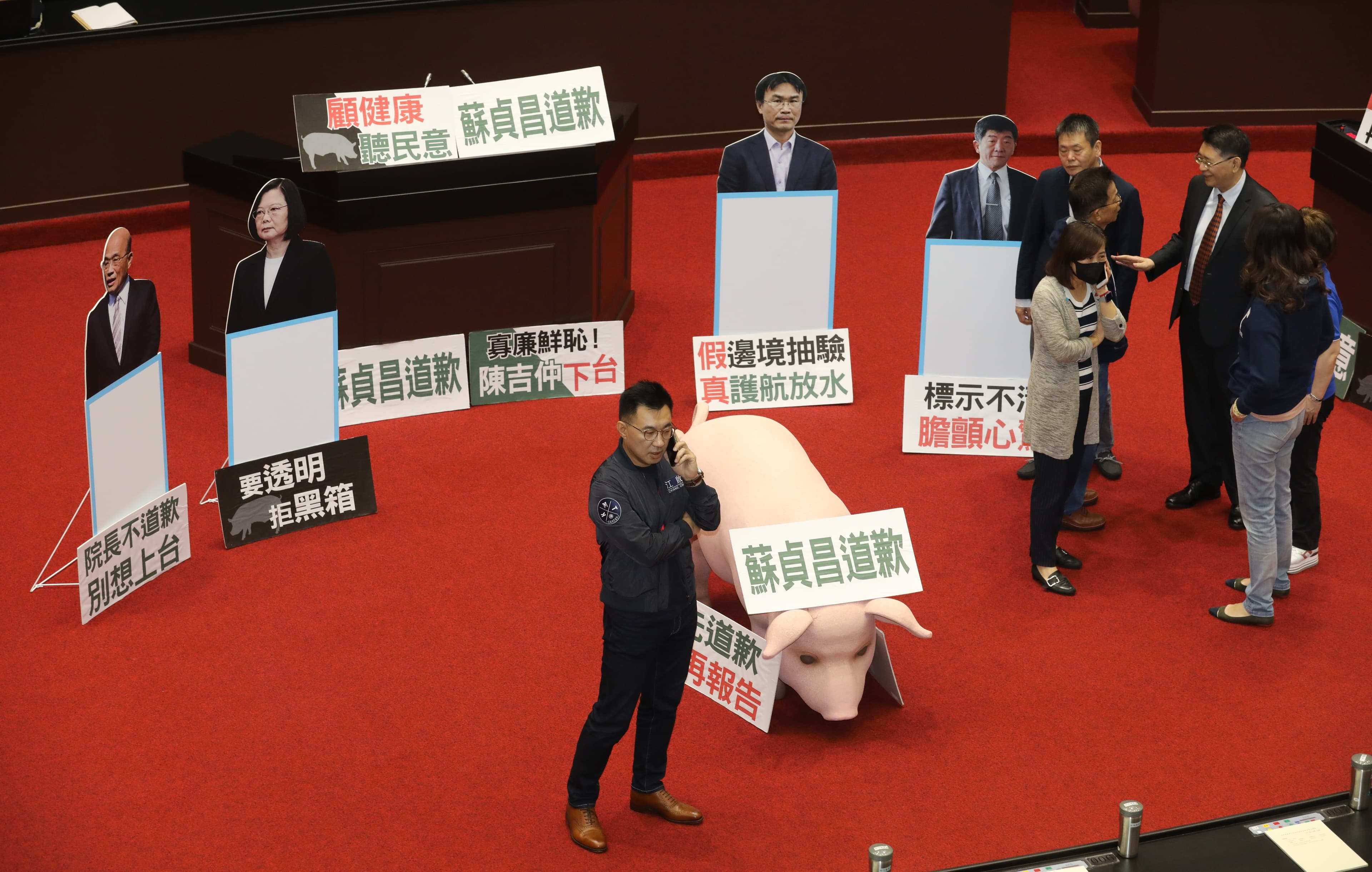 藍委搬出蔡英文、蘇貞昌、陳吉仲及衛福部長陳時中人形立牌,諷刺民進黨對美豬議題態度。