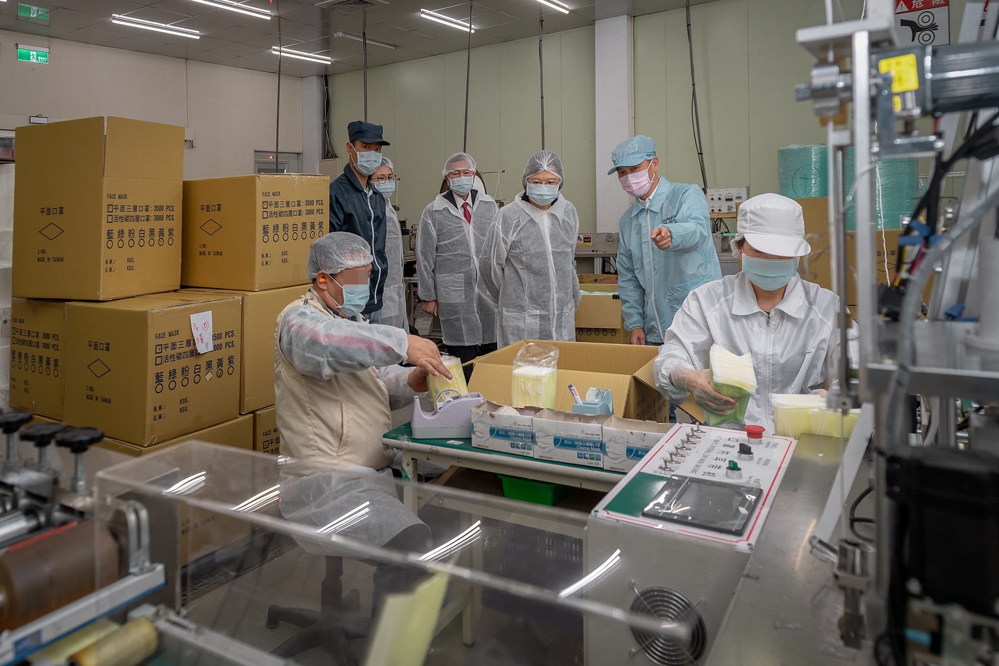 總統蔡英文年初才到台灣康匠參訪口罩產線。（總統府提供）
