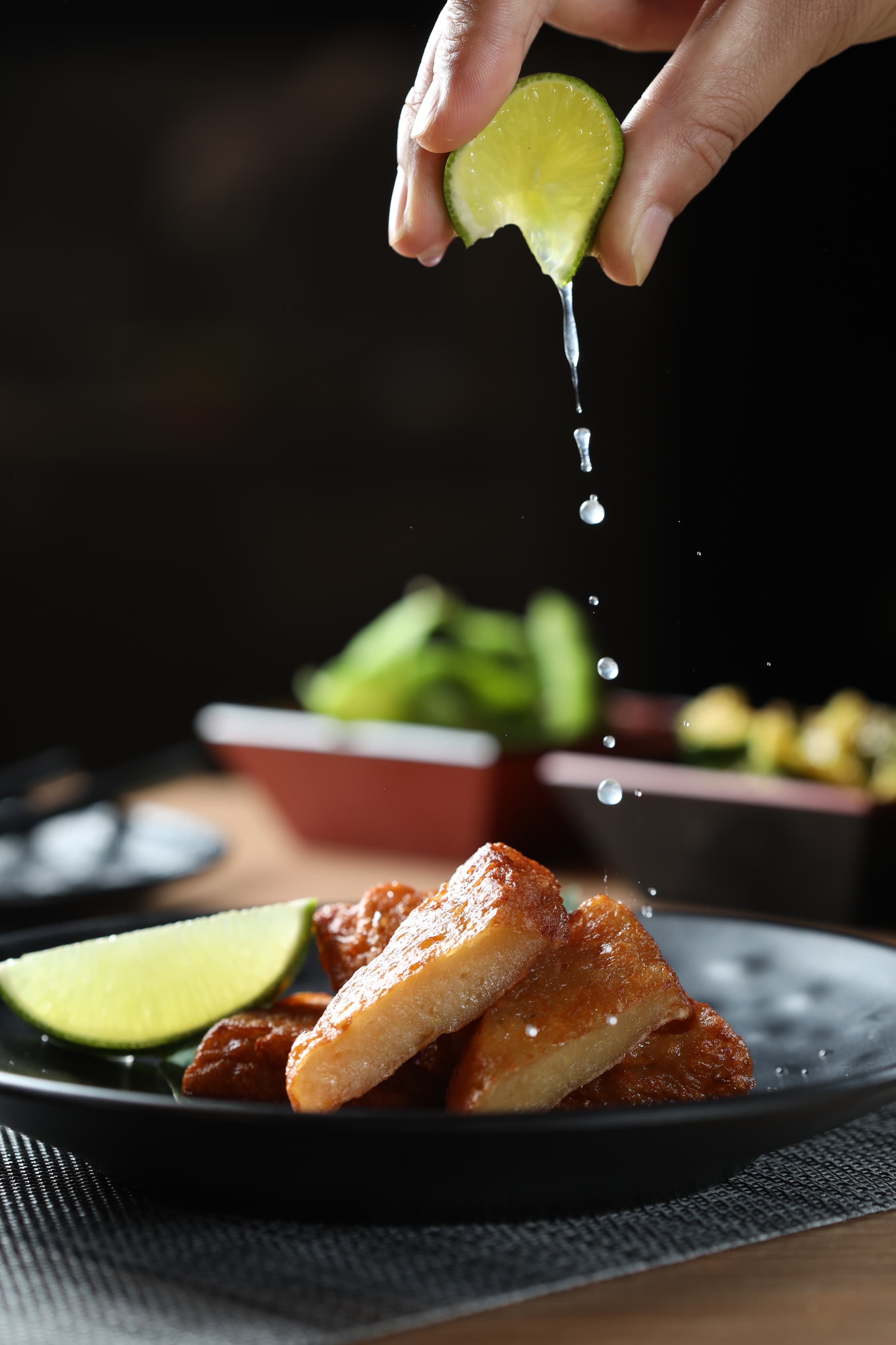 「手作豆腐魚漿天婦羅」是飫肥地區的傳統料理，因為加入黑糖，前味帶點蛋糕般的香甜。（180元／份）