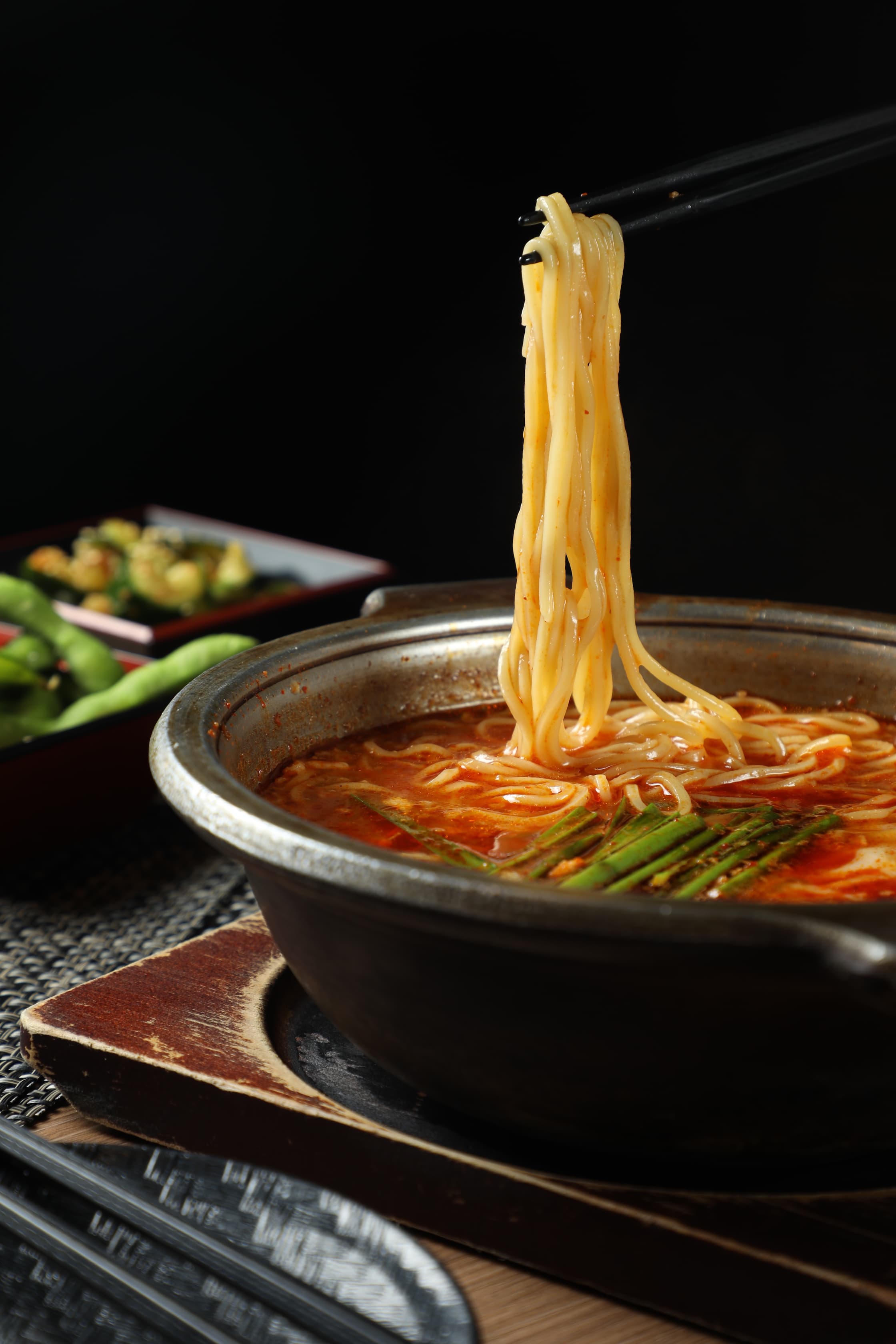 日本人喝完酒後習慣來點主食作結，「辛麵」是宮崎縣的新興代表美食，雞湯和辣油組合頗醒酒。（230元／份）