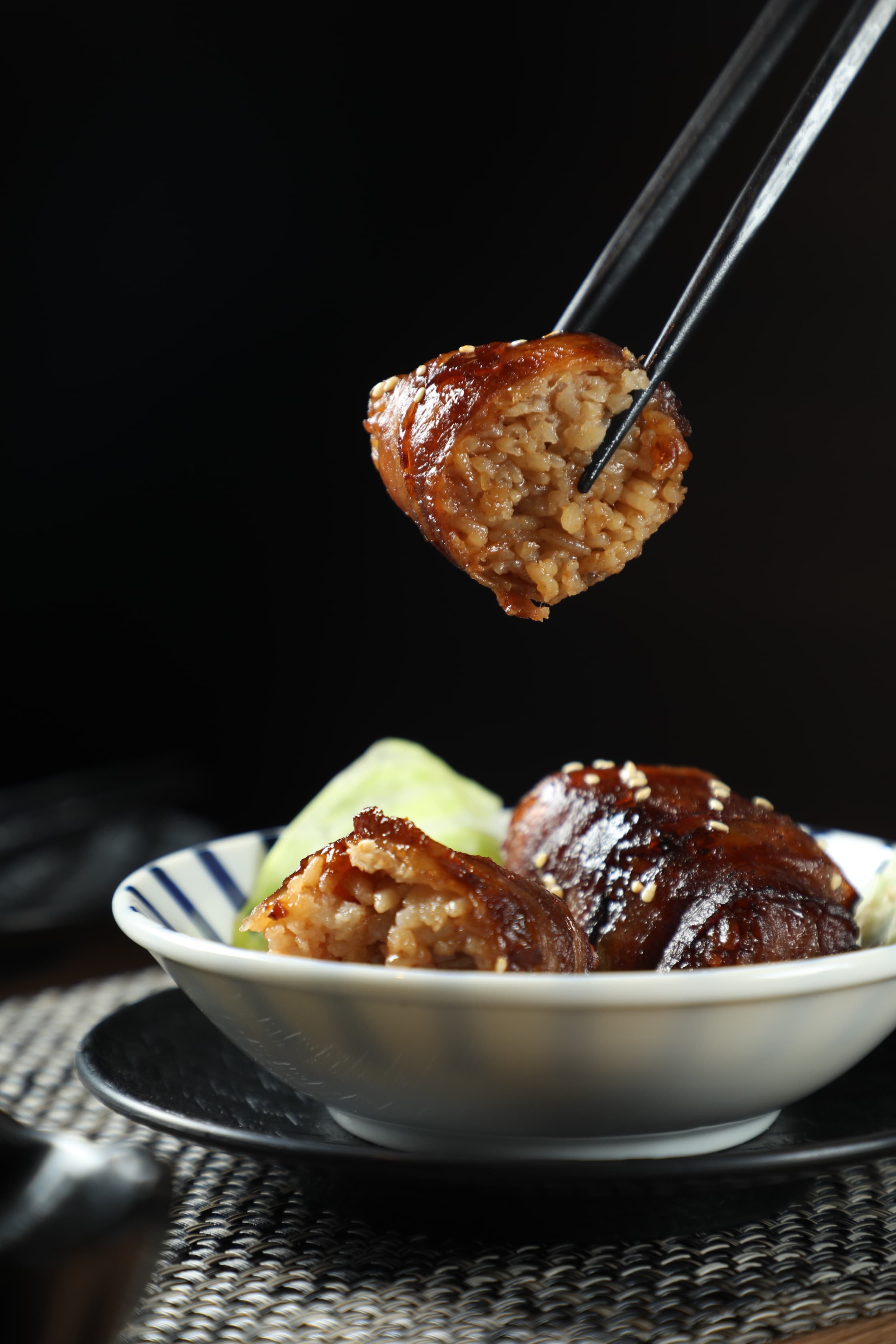 「肉捲飯糰」示範肉和澱粉最誘人的結合形式，是宮崎學生放學回家最愛的點心。（180元／份）