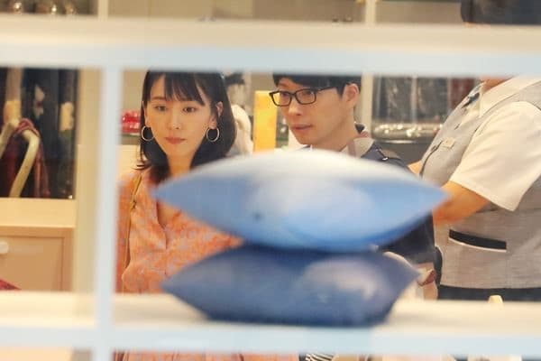 新垣結衣(左)和星野源到嬰兒用品商店拍攝,兩人在導演喊卡後幾乎零互動,保持距離。(翻攝自《女性自身》)